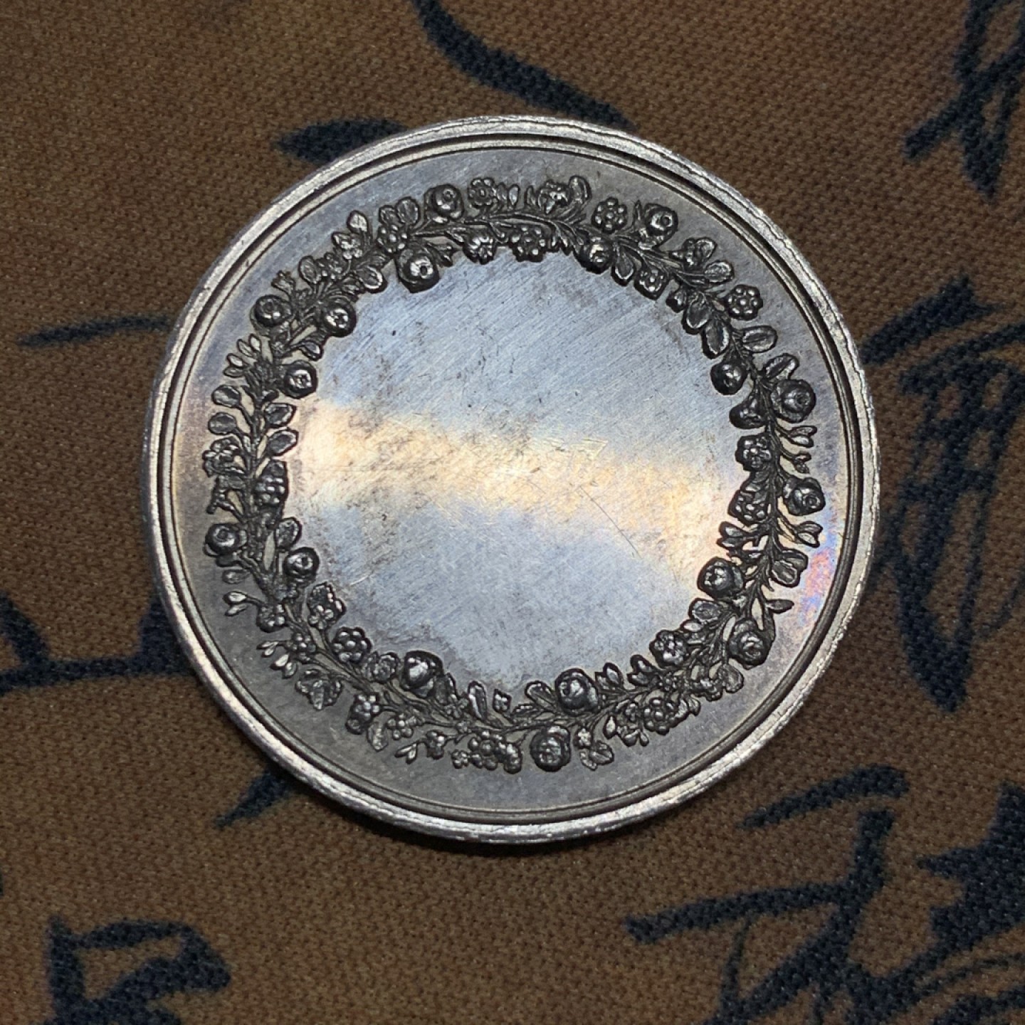 《竞宝斋》微拍-第32场-周日（全场顺丰包邮） 法国 结婚纪念银章 手指铭（1845-1860年）人物清晰，细节生动 章牌家Montagny作品 29.5mm直径，12.2克