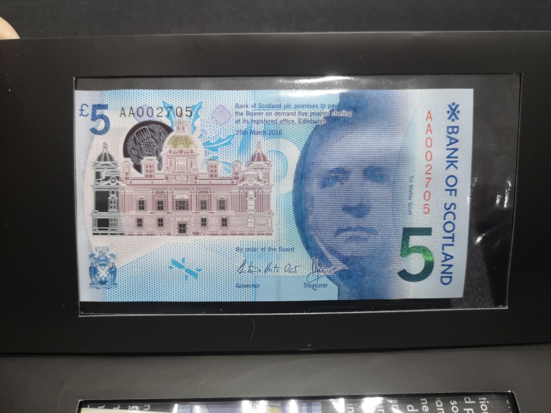 《外钞收藏家》第一百六十五期拍卖（本期80件） 苏格兰银行 5、10镑两张 首发冠 同号 千位号 精装册