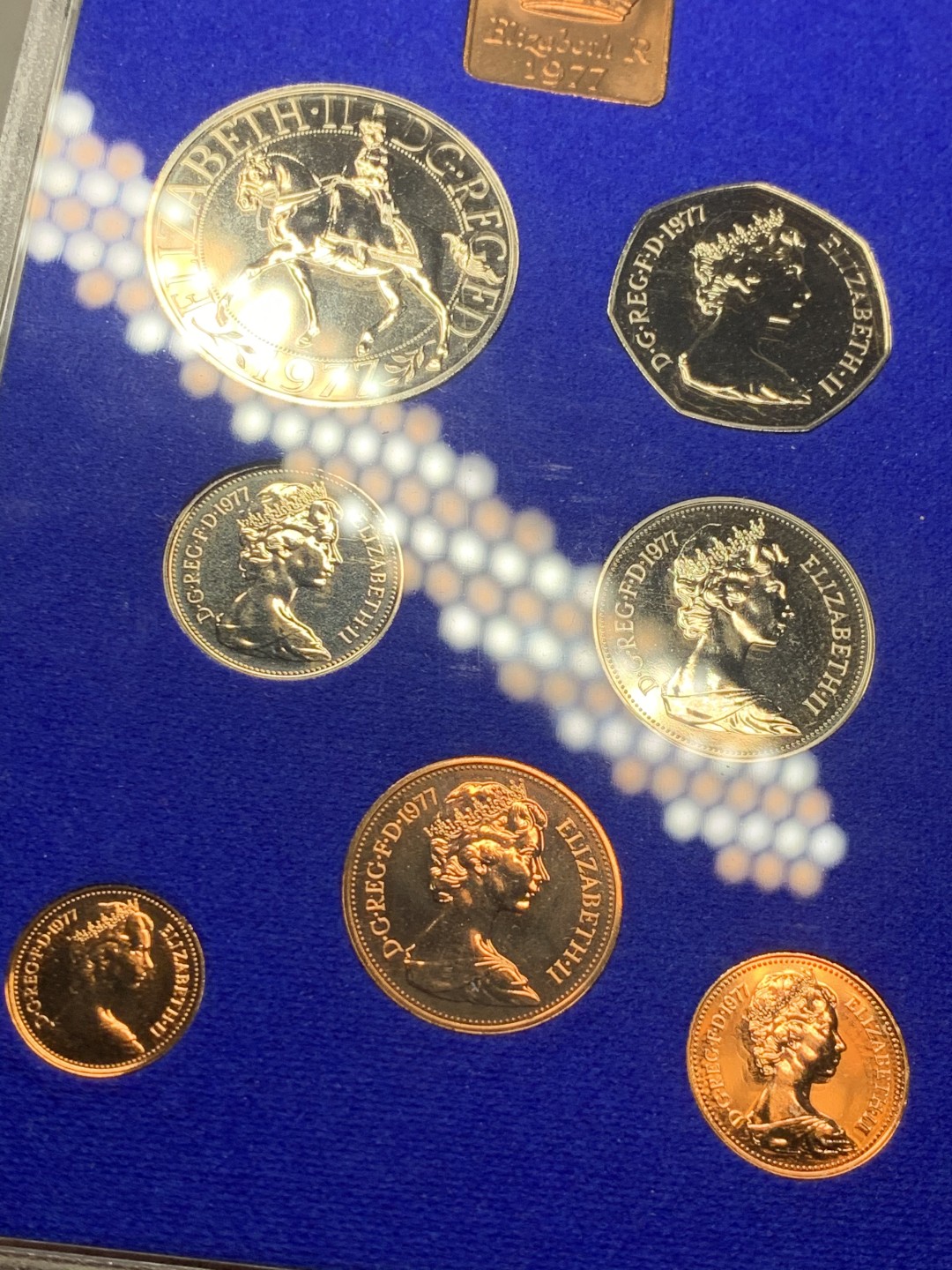 《竞宝斋》微拍-第32场-周日（全场顺丰包邮） 原盒英国1977年7枚币和1枚章 带大型克朗币 精铸套币 较少 完美状态