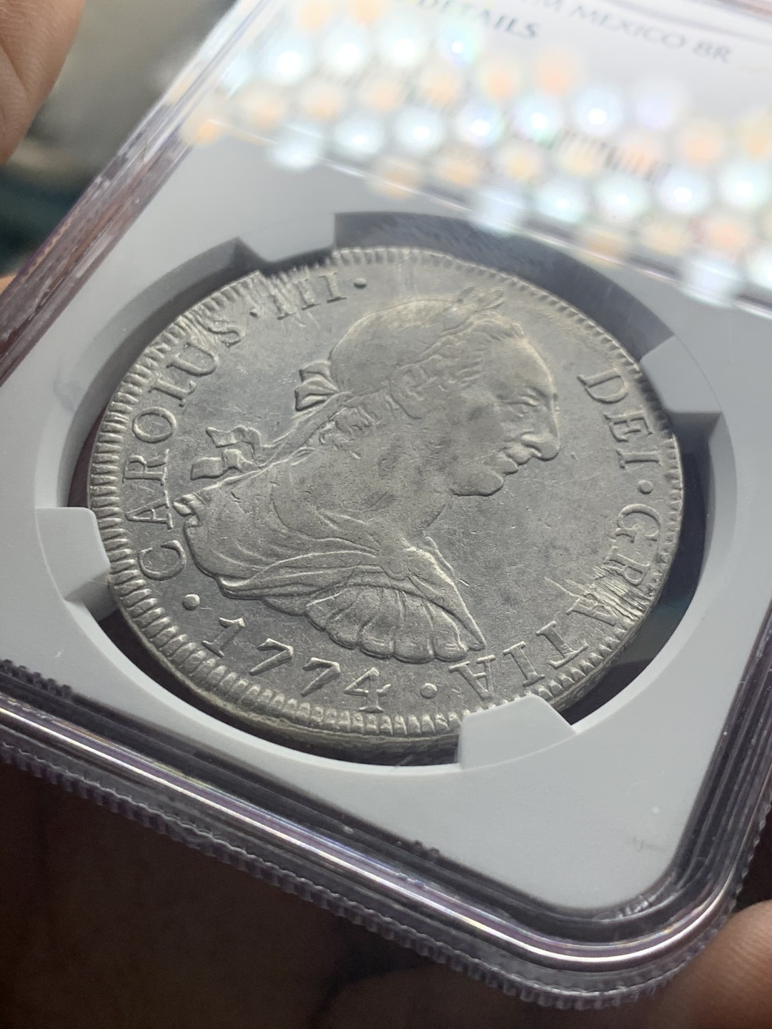 《竞宝斋》微拍-第32场-周日（全场顺丰包邮） NGC评级 墨西哥 1774年 卡三 8R 双柱 大银币 双面深打 状态不错