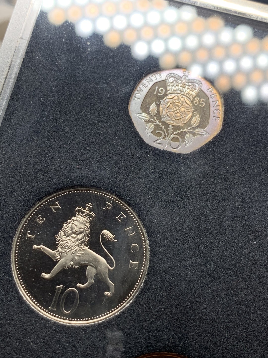 《竞宝斋》微拍-第32场-周日（全场顺丰包邮） 英国1985年精致纪念币 带盒，有证书，7枚封装