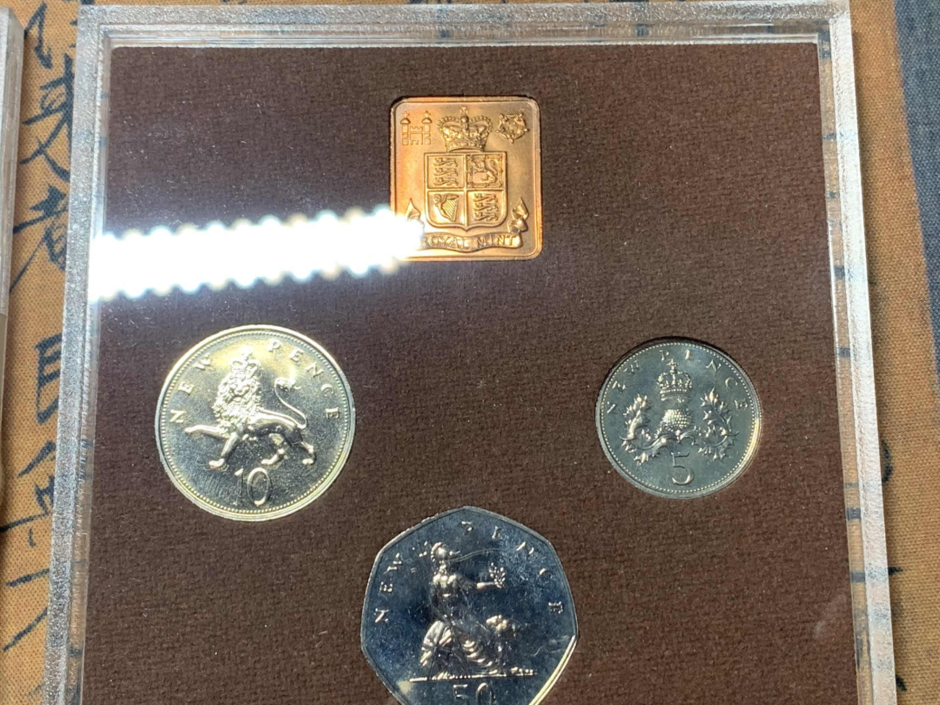 《竞宝斋》微拍-第32场-周日（全场顺丰包邮） 原盒英国1974/1975年6枚币和1枚章 精铸套币 稀少 完美状态