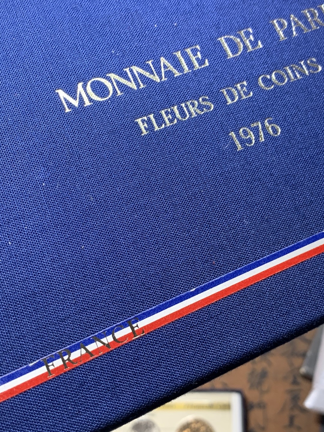 《竞宝斋》微拍-第32场-周日（全场顺丰包邮） 法国，1976年，原盒塑封官方套币，其中一枚大力神50法郎银币。