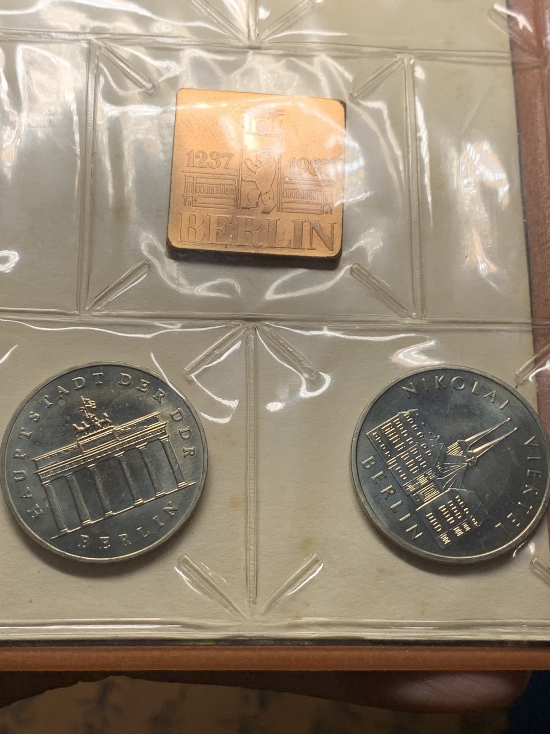 《竞宝斋》微拍-第32场-周日（全场顺丰包邮） 德国，1987年，皮包套币，4枚5马克、1枚章。