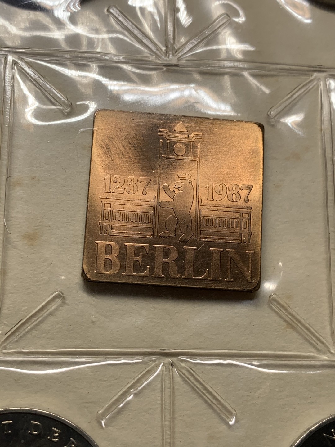 《竞宝斋》微拍-第32场-周日（全场顺丰包邮） 德国，1987年，皮包套币，4枚5马克、1枚章。