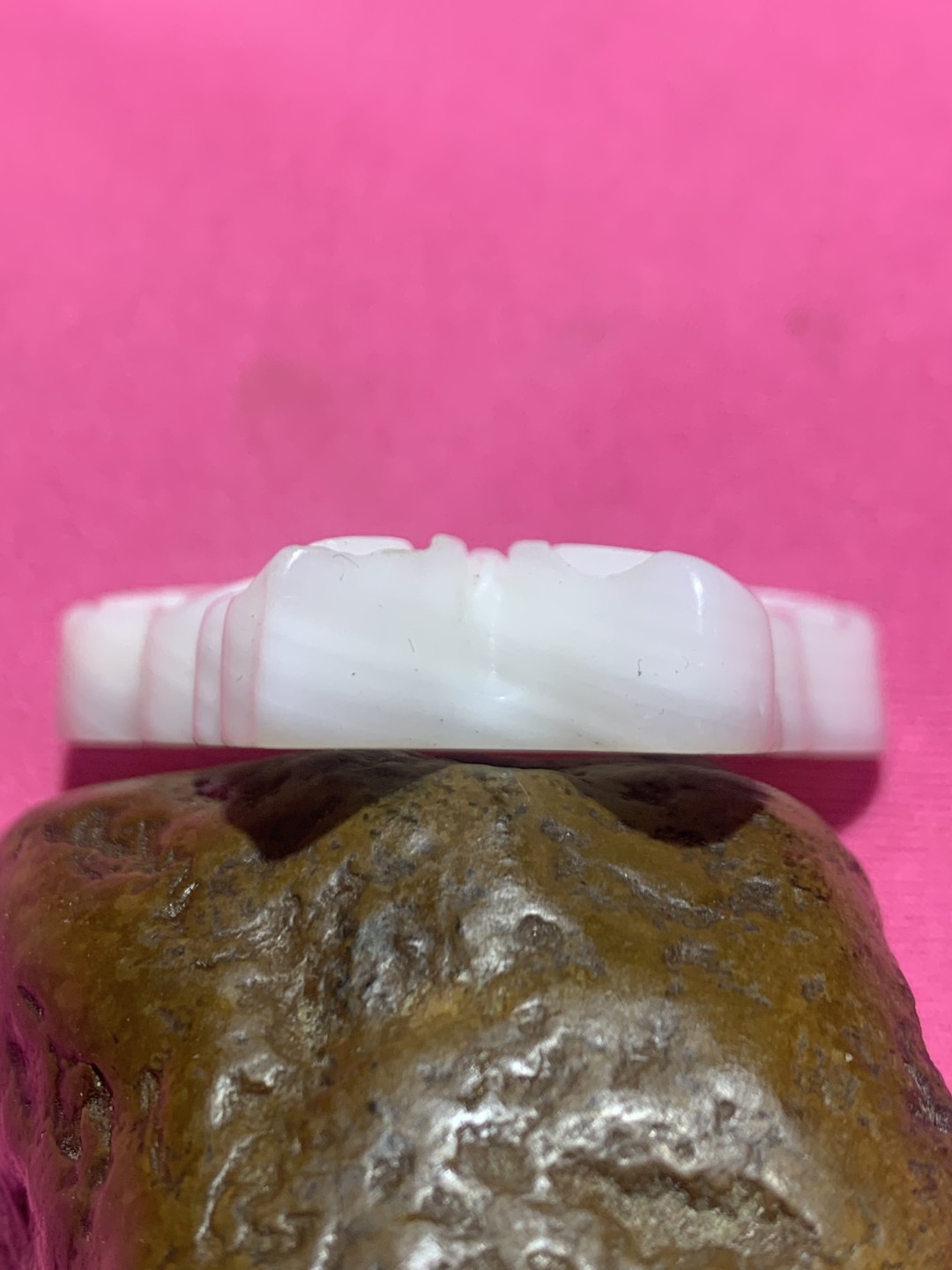 深海奶白飘黄高玉化贝化玉雕刻蝴蝶一只，
