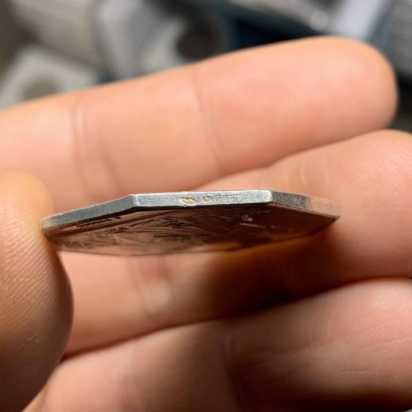 《竞宝斋》微拍-第32场-周日（全场顺丰包邮） 法国  布尔日区公证人 银质八角代币 章牌家 博雷尔作品 丰饶角边铭 人物设计端庄大气  对边31.2mm，对角33.6mm，14克