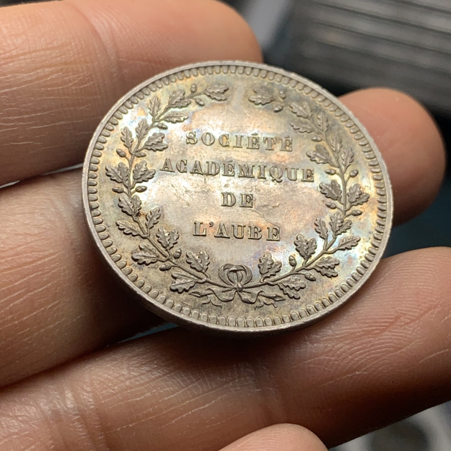 《竞宝斋》微拍-第32场-周日（全场顺丰包邮） 法国 圆形银质代币 Lozano设计 手指铭（1845-1860年）PL底板 纹饰精美 深五彩包浆 32mm直径 12克