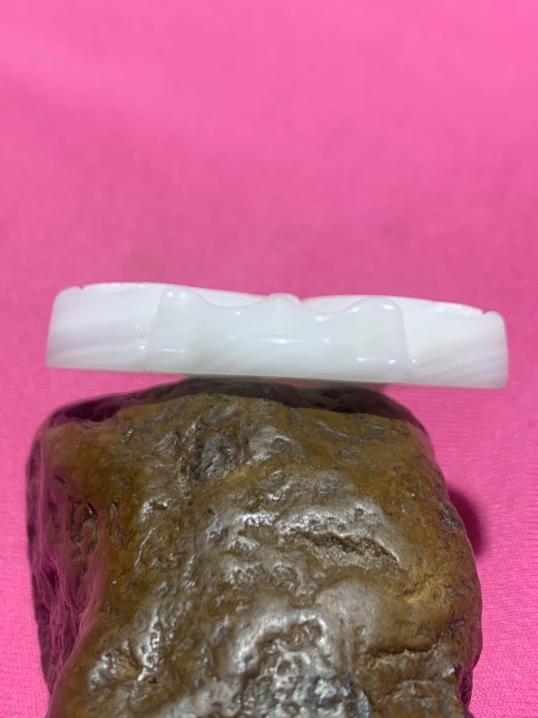深海奶白飘黄高玉化贝化玉雕刻蝴蝶一只，