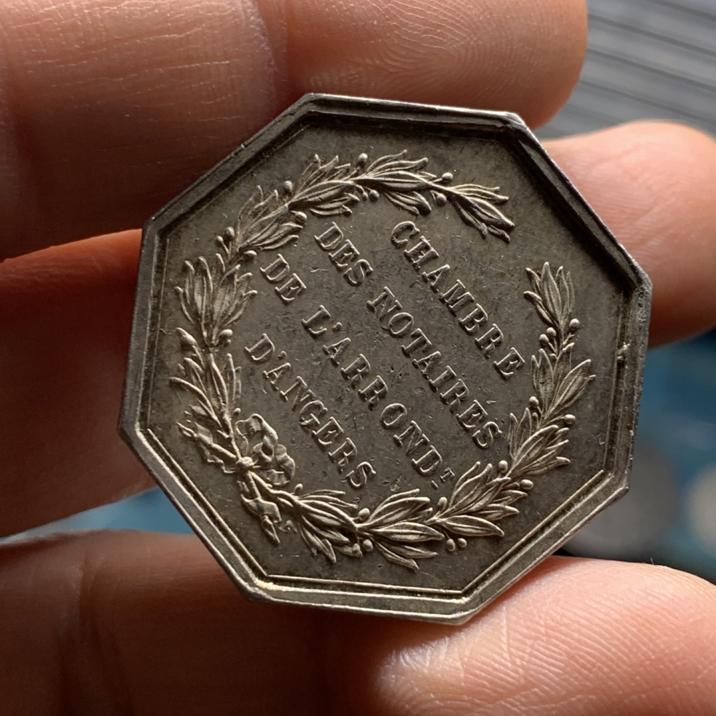 《竞宝斋》微拍-第32场-周日（全场顺丰包邮） 法国 公证人银质八角代币 丰饶角边铭 五彩包浆细节完美 对边31.1mm，对角33.4mm，14.4克