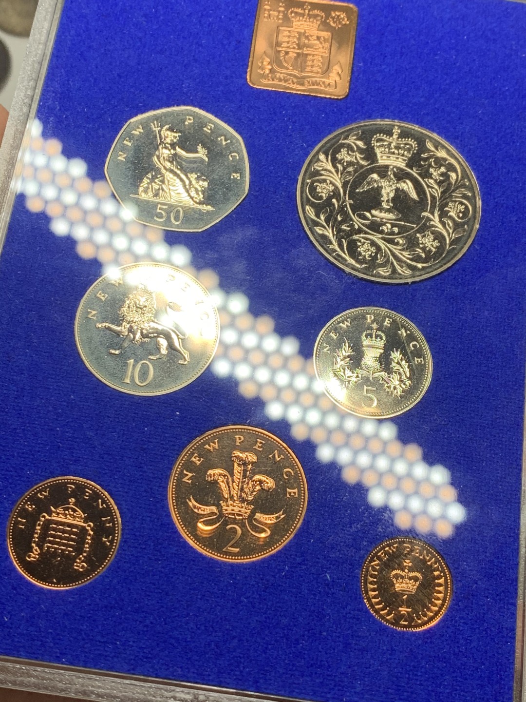 《竞宝斋》微拍-第32场-周日（全场顺丰包邮） 原盒英国1977年7枚币和1枚章 带大型克朗币 精铸套币 较少 完美状态