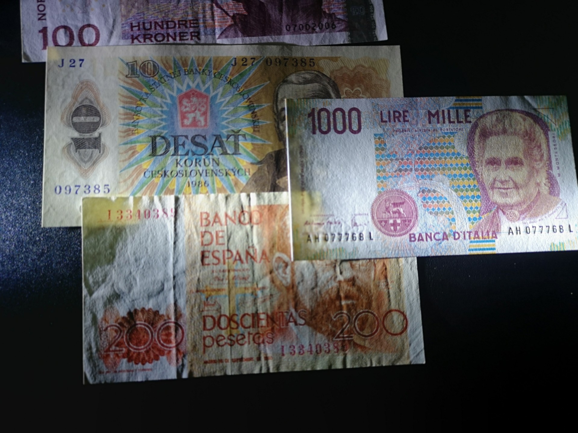 《外钞收藏家》第一百八十一期拍卖 欧洲纸币5张 三张 近全新两张流通 参考如图