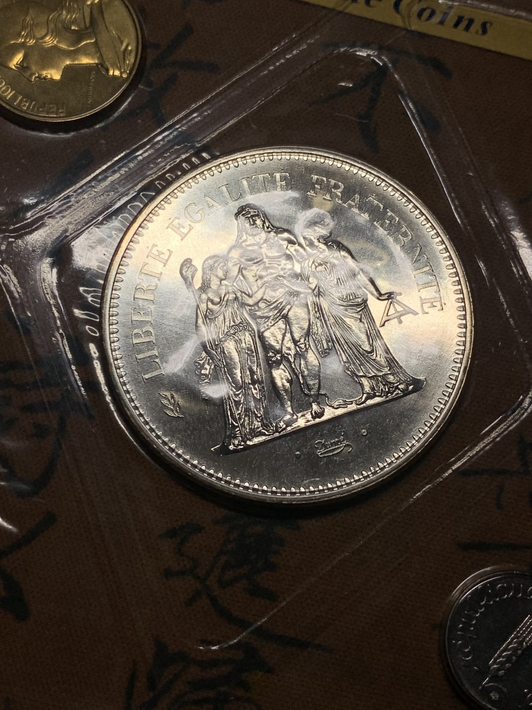 《竞宝斋》微拍-第32场-周日（全场顺丰包邮） 法国，1976年，原盒塑封官方套币，其中一枚大力神50法郎银币。