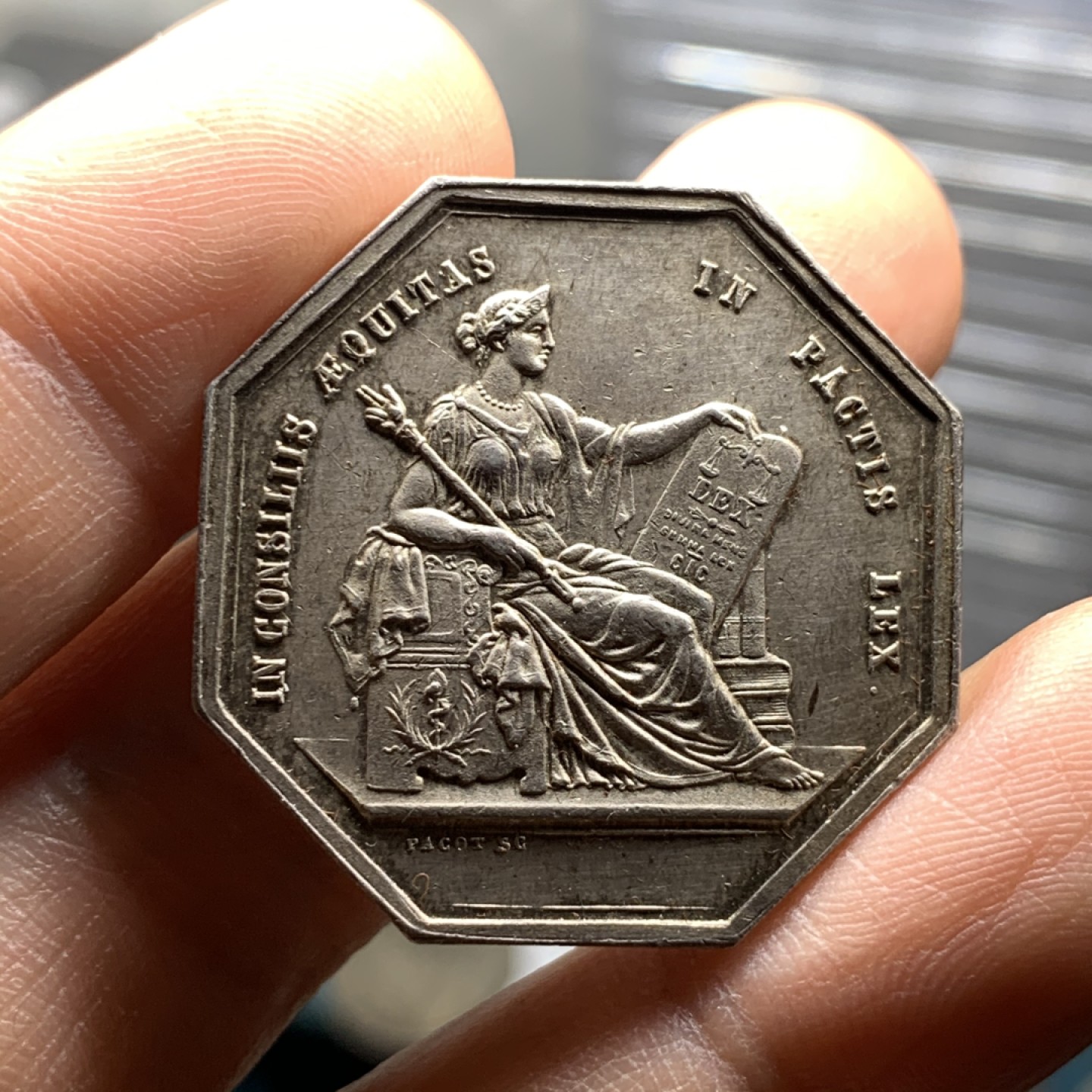 《竞宝斋》微拍-第32场-周日（全场顺丰包邮） 法国 公证人银质八角代币 丰饶角边铭 五彩包浆细节完美 对边31.1mm，对角33.4mm，14.4克