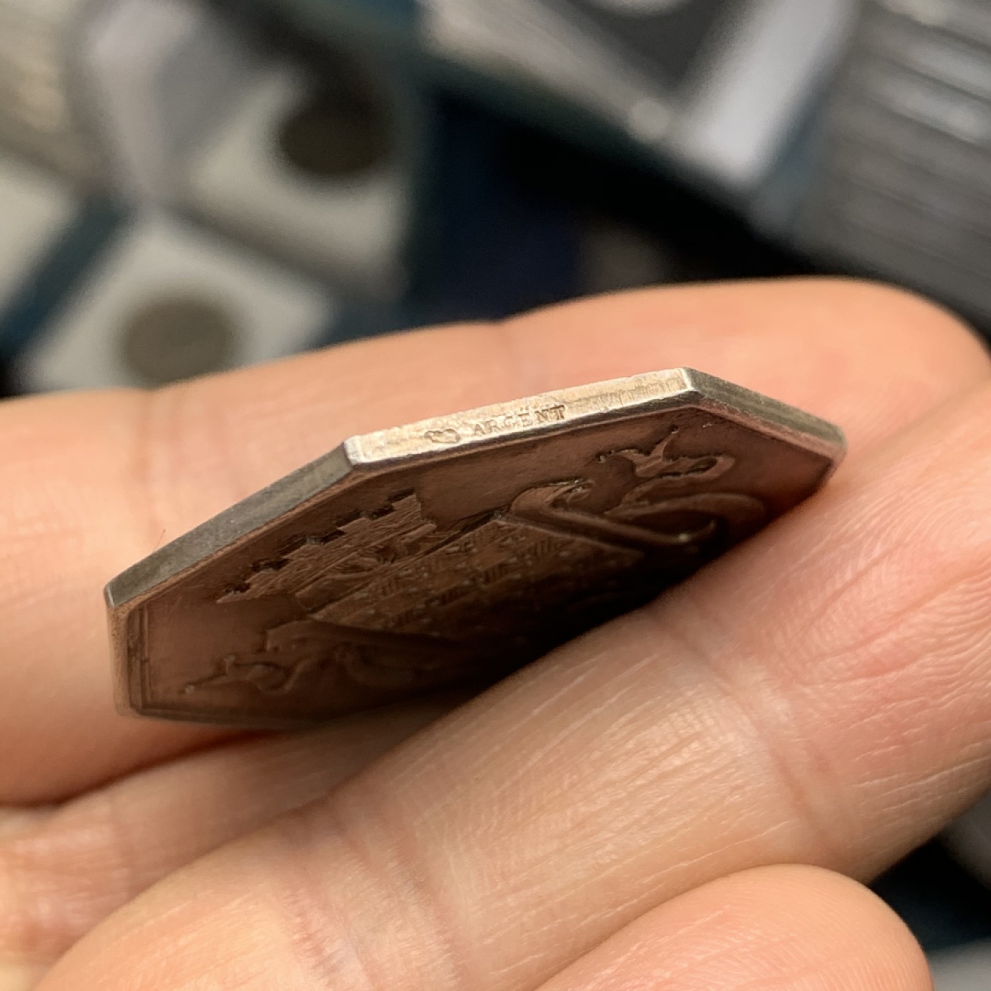 《竞宝斋》微拍-第32场-周日（全场顺丰包邮） 法国 银质八角代币 章牌家 博雷尔作品 丰饶角边铭 双人设计 大尺寸比较难得 对边33.9mm，对角36.6mm，13.7克