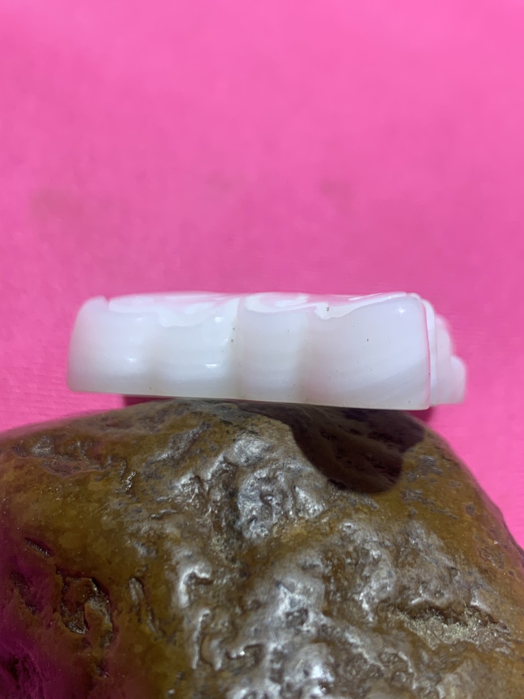 深海奶白飘黄高玉化贝化玉雕刻蝴蝶一只，