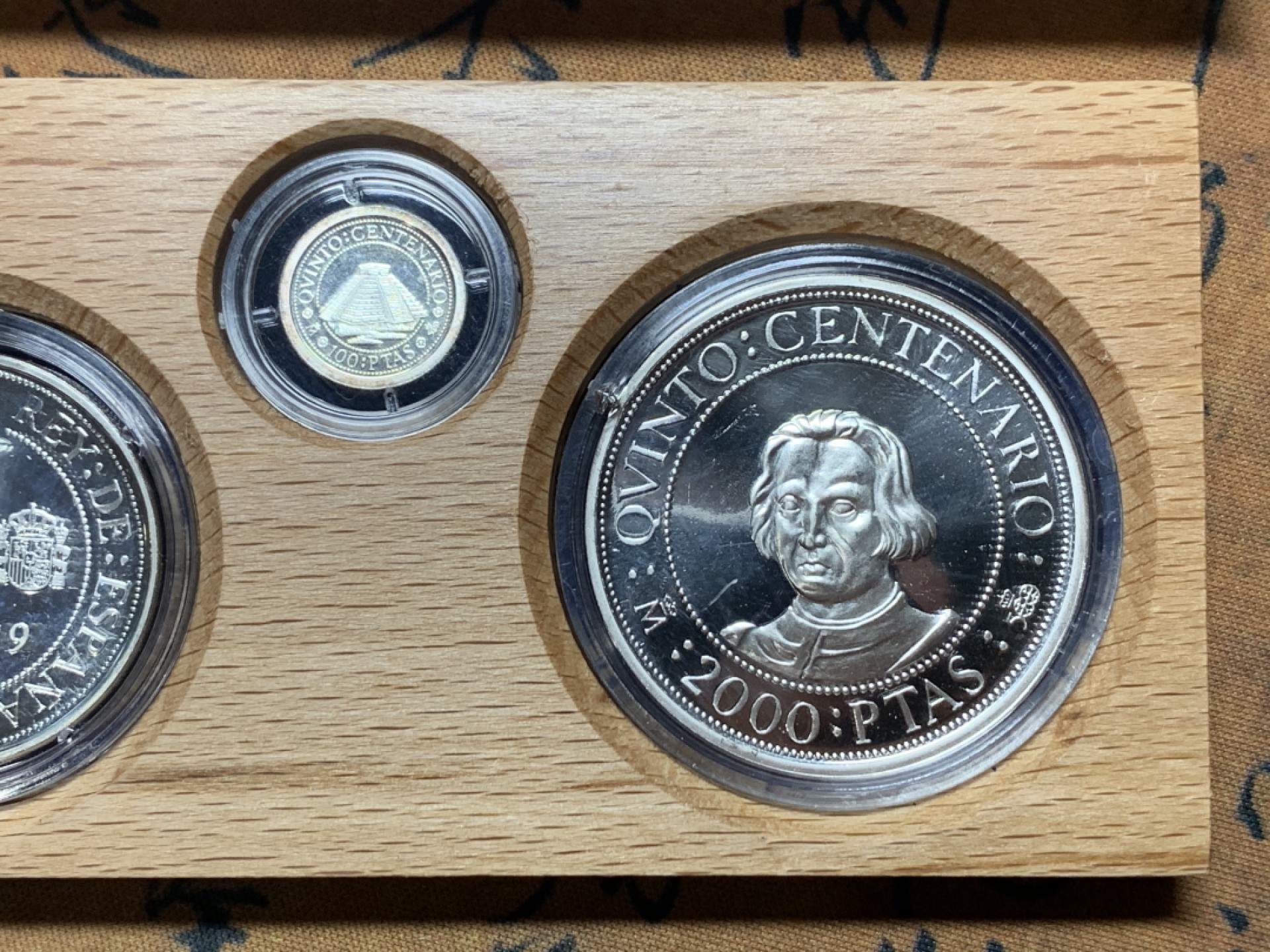 《竞宝斋》微拍-第32场-周日（全场顺丰包邮） 原盒证书 西班牙 1989年 500周年纪念 一组5枚 100/200/500/1000/2000比塞塔 精制银币