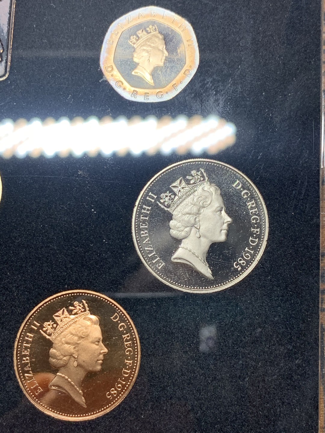 《竞宝斋》微拍-第32场-周日（全场顺丰包邮） 英国1985年精致纪念币 带盒，有证书，7枚封装