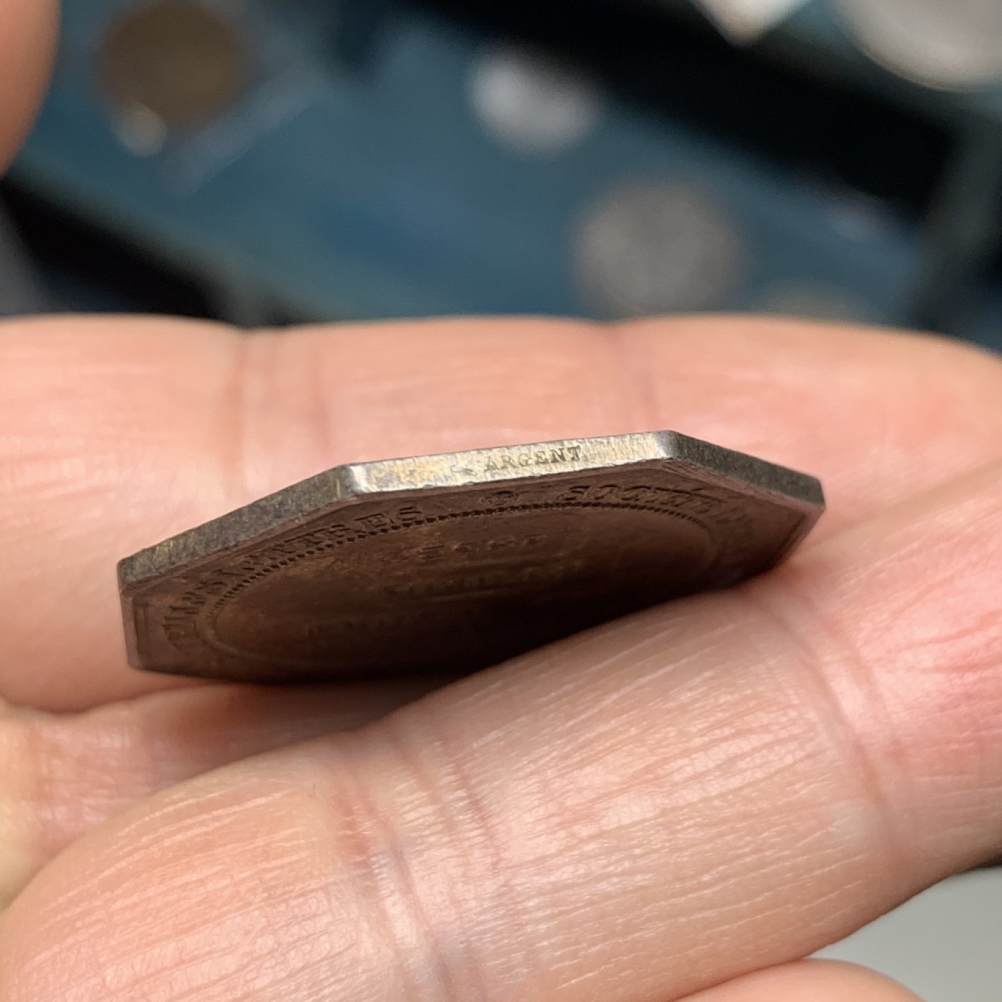 《竞宝斋》微拍-第32场-周日（全场顺丰包邮） 法国 1832年 菲利普 八角银质代币 带边铭 花冠未磨损 深五彩包浆带底光 对边30.8mm，对角33.2mm，12.3克