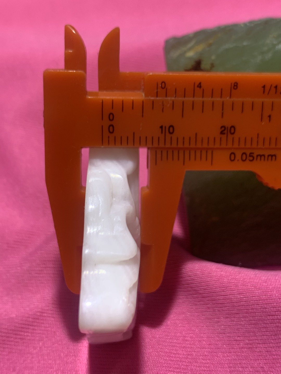 深海奶白飘黄高玉化贝化玉雕刻蝴蝶一只，