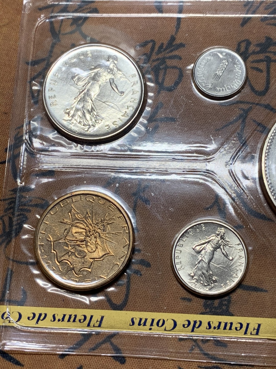 《竞宝斋》微拍-第32场-周日（全场顺丰包邮） 法国，1976年，原盒塑封官方套币，其中一枚大力神50法郎银币。
