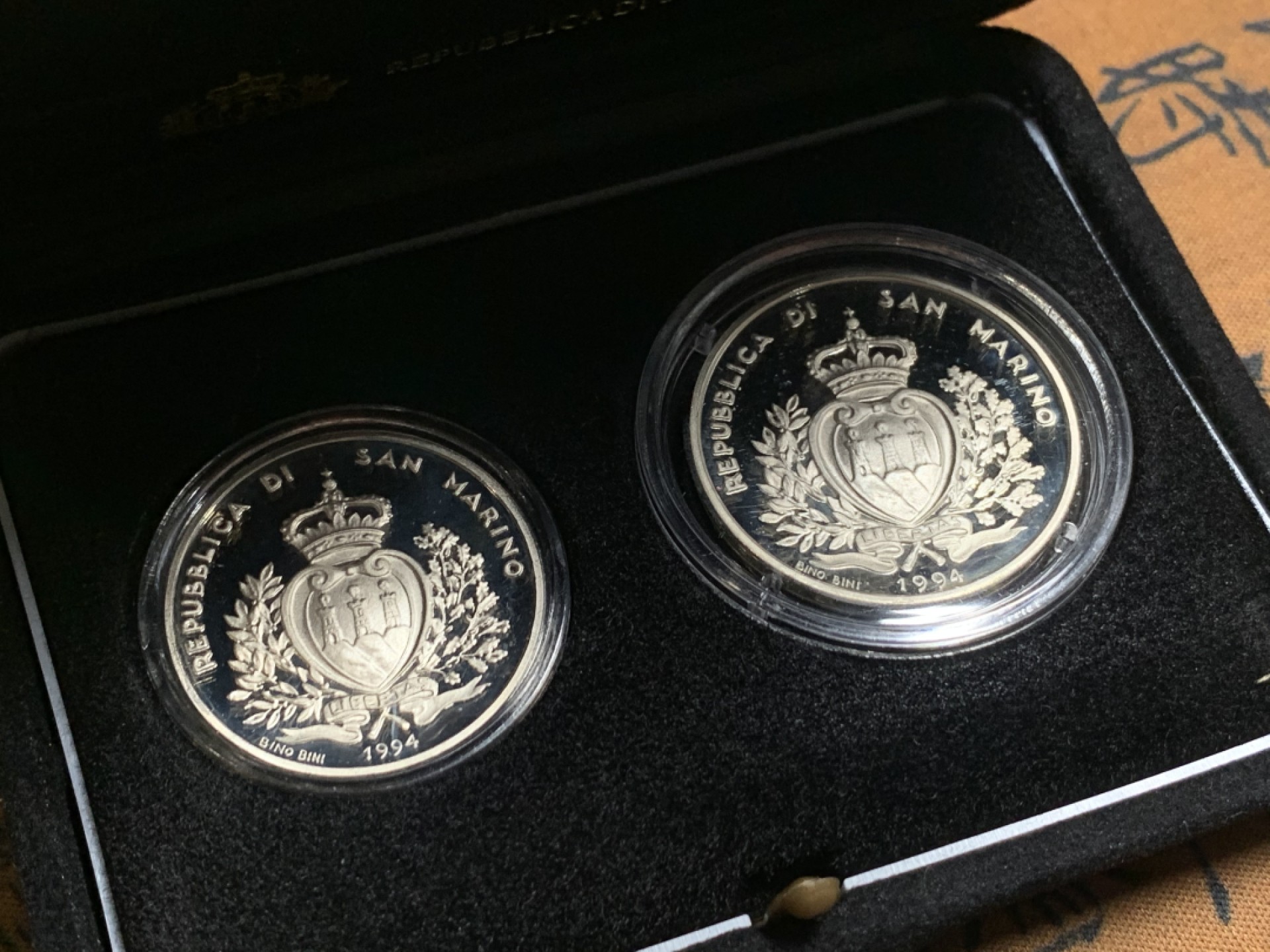 《竞宝斋》微拍-第32场-周日（全场顺丰包邮） 原盒证书 圣马力诺 1994年 美国世界杯纪念 500/1000里拉 精制PROOF银币一对 完美状态
