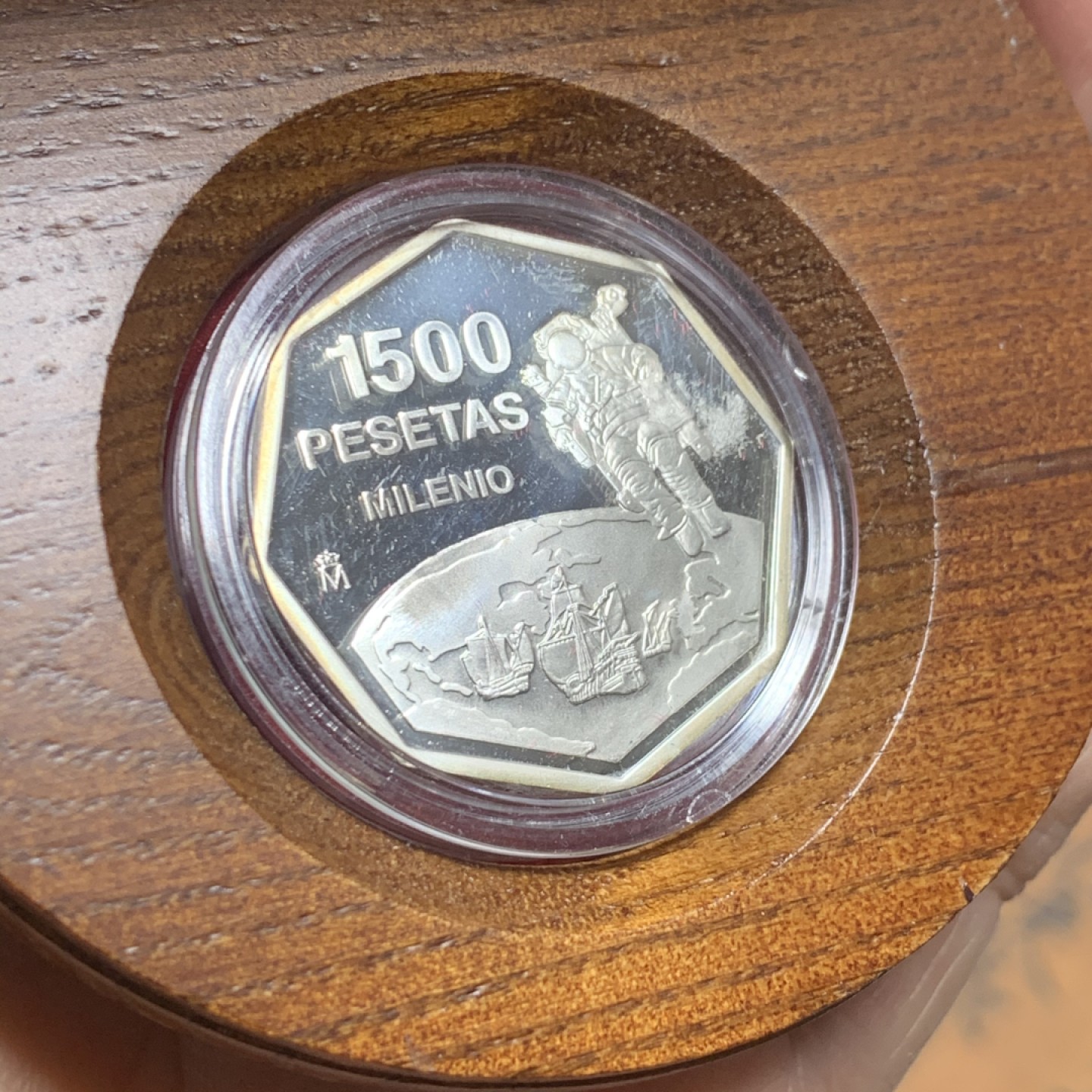 《竞宝斋》微拍-第32场-周日（全场顺丰包邮） 原盒证书 西班牙 1999年 千禧年纪念 1500比塞塔 精制PROOF银币 少见品种