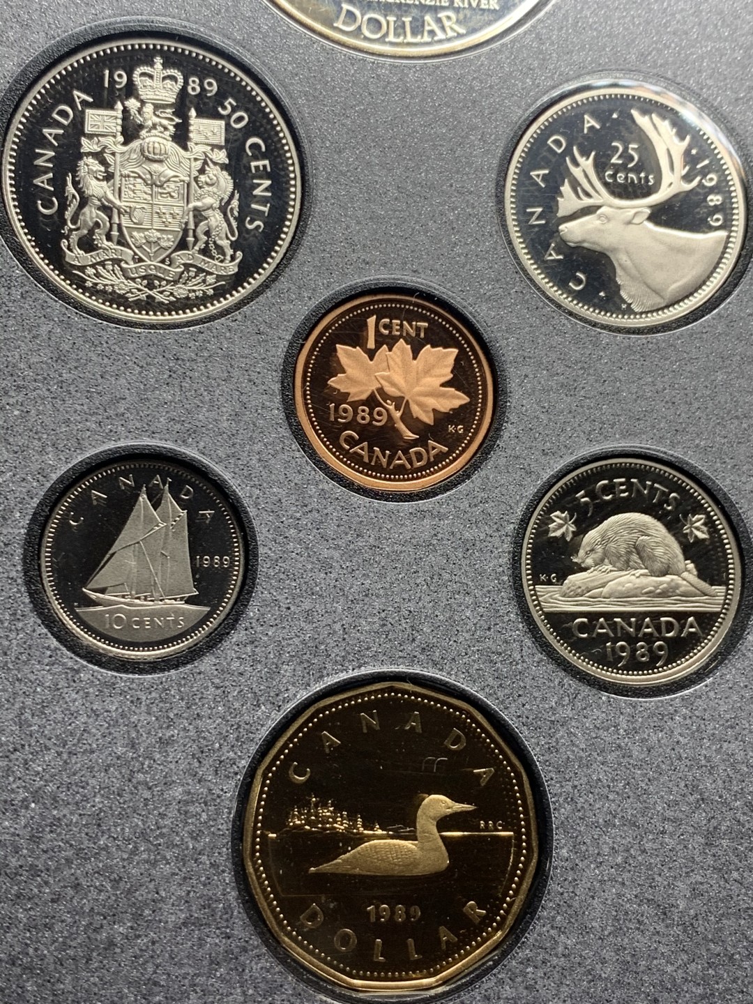 《竞宝斋》微拍-第32场-周日（全场顺丰包邮） 加拿大1989年精致纪念币 带盒，有证书，7枚封装，带一枚银币
