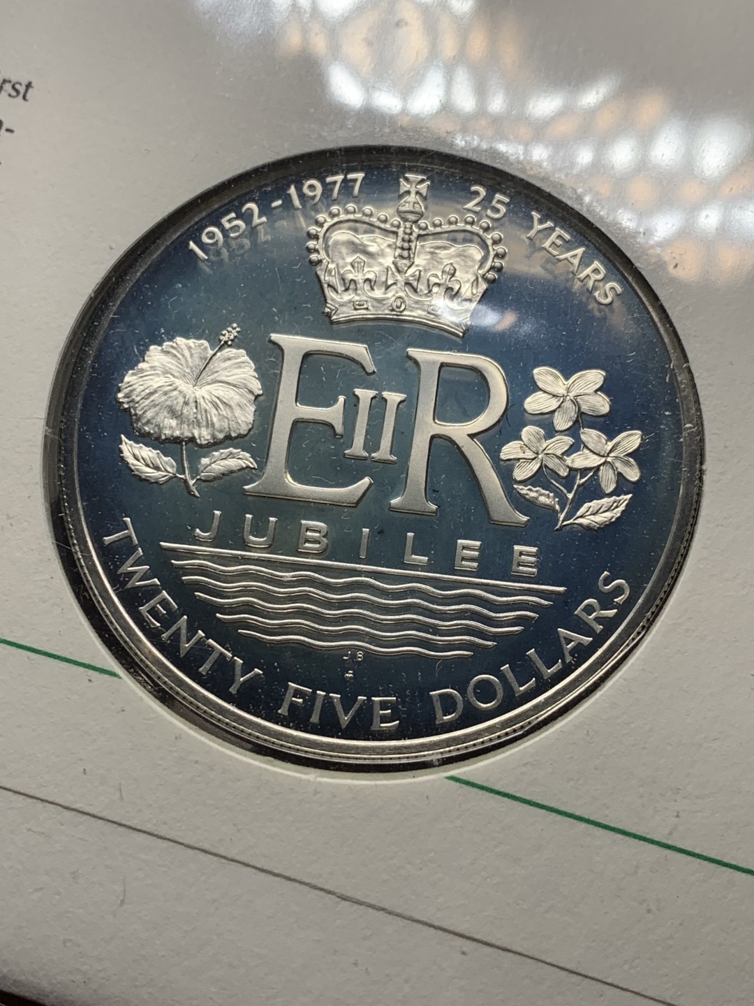 《竞宝斋》微拍-第32场-周日（全场顺丰包邮） 钱包装 库克群岛 1977年 女王登基二十五周年纪念 25元大银币 48.85克 925银
