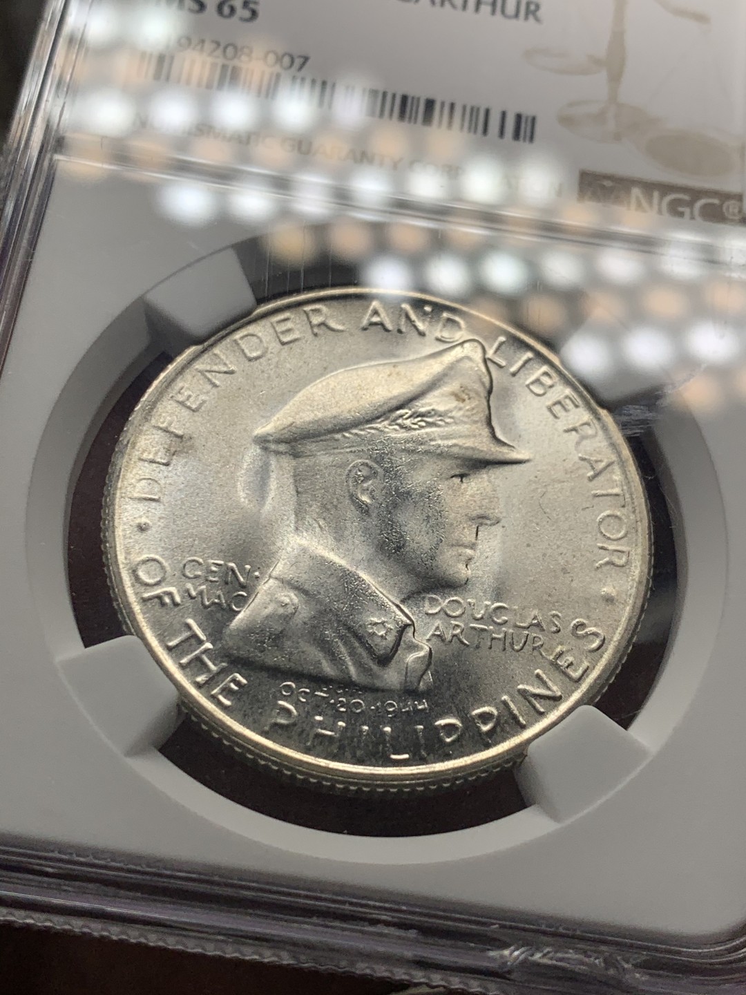 《竞宝斋》微拍-第32场-周日（全场顺丰包邮） NGC MS65 菲律宾 1947年 1比索 麦克阿瑟大银币 大转光 菲律宾独立后首枚品种，仅发行1年10万枚，大涨品种！