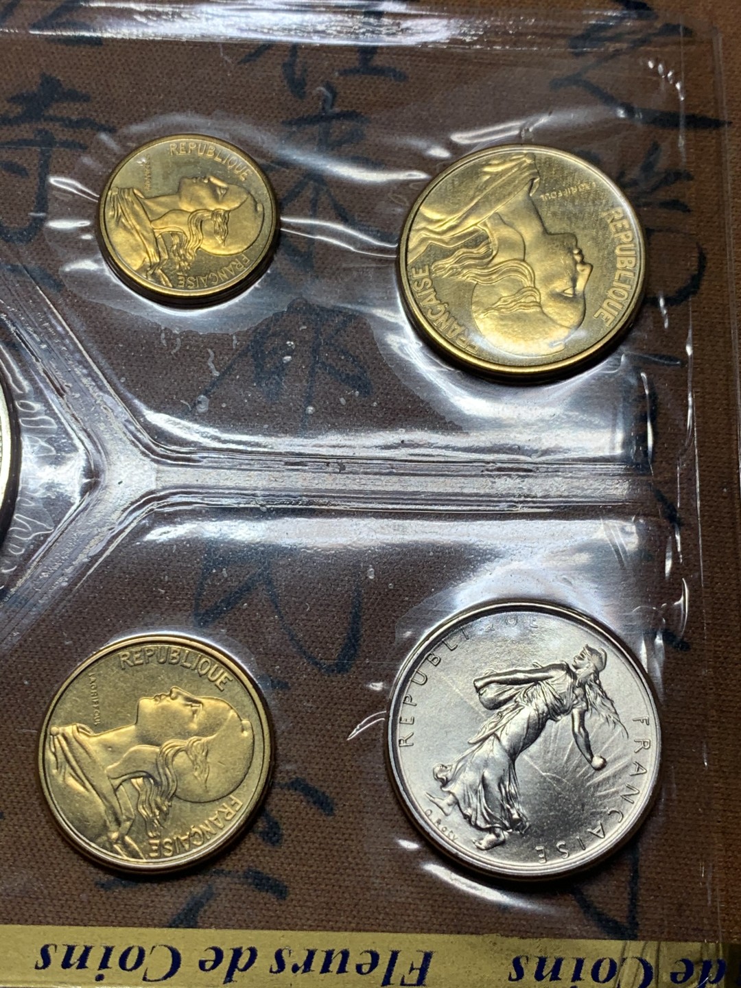 《竞宝斋》微拍-第32场-周日（全场顺丰包邮） 法国，1976年，原盒塑封官方套币，其中一枚大力神50法郎银币。