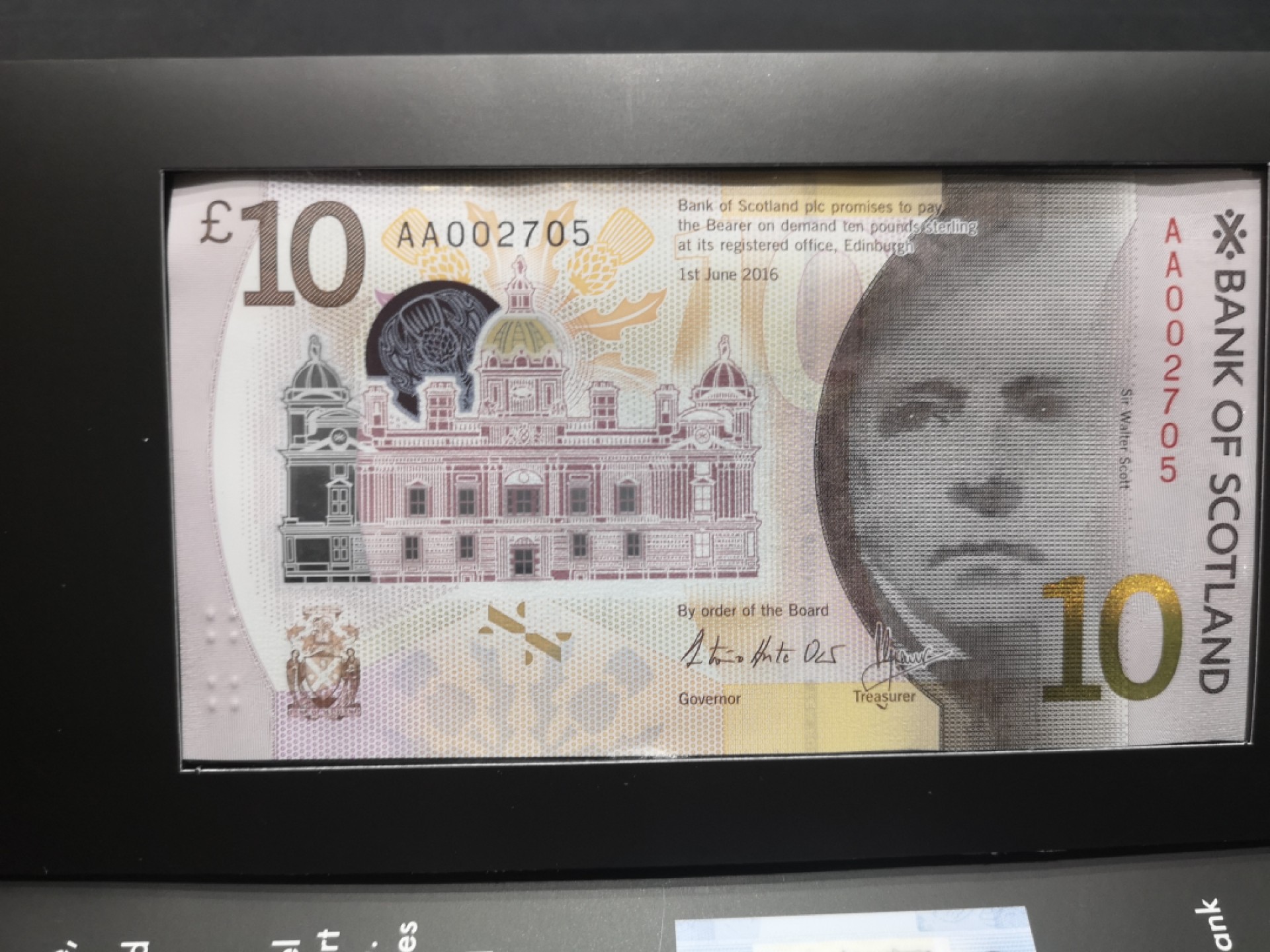 《外钞收藏家》第一百六十五期拍卖（本期80件） 苏格兰银行 5、10镑两张 首发冠 同号 千位号 精装册