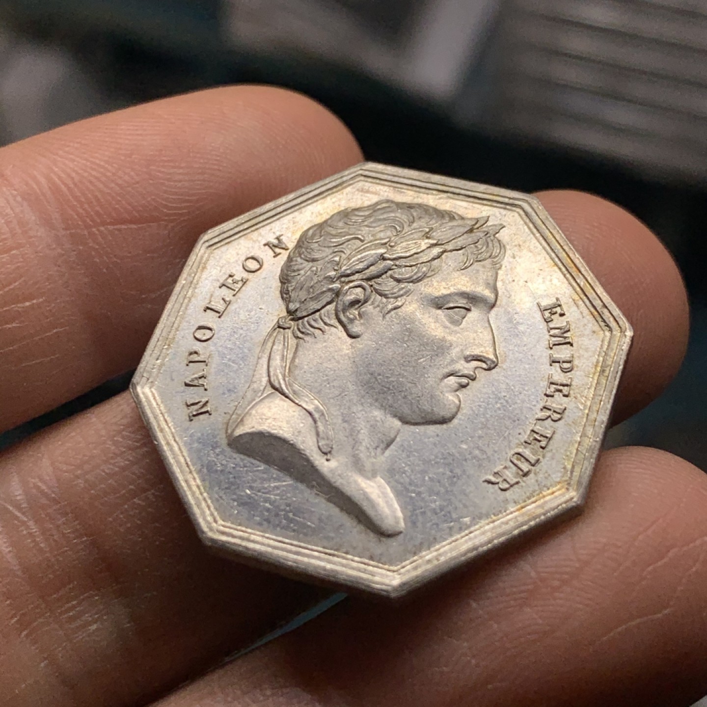 《竞宝斋》微拍-第32场-周日（全场顺丰包邮） 原铸光边法国拿破仑皇帝巴黎地区八角银代币，背面是象征财富的丰饶角，UNC原光状态极好