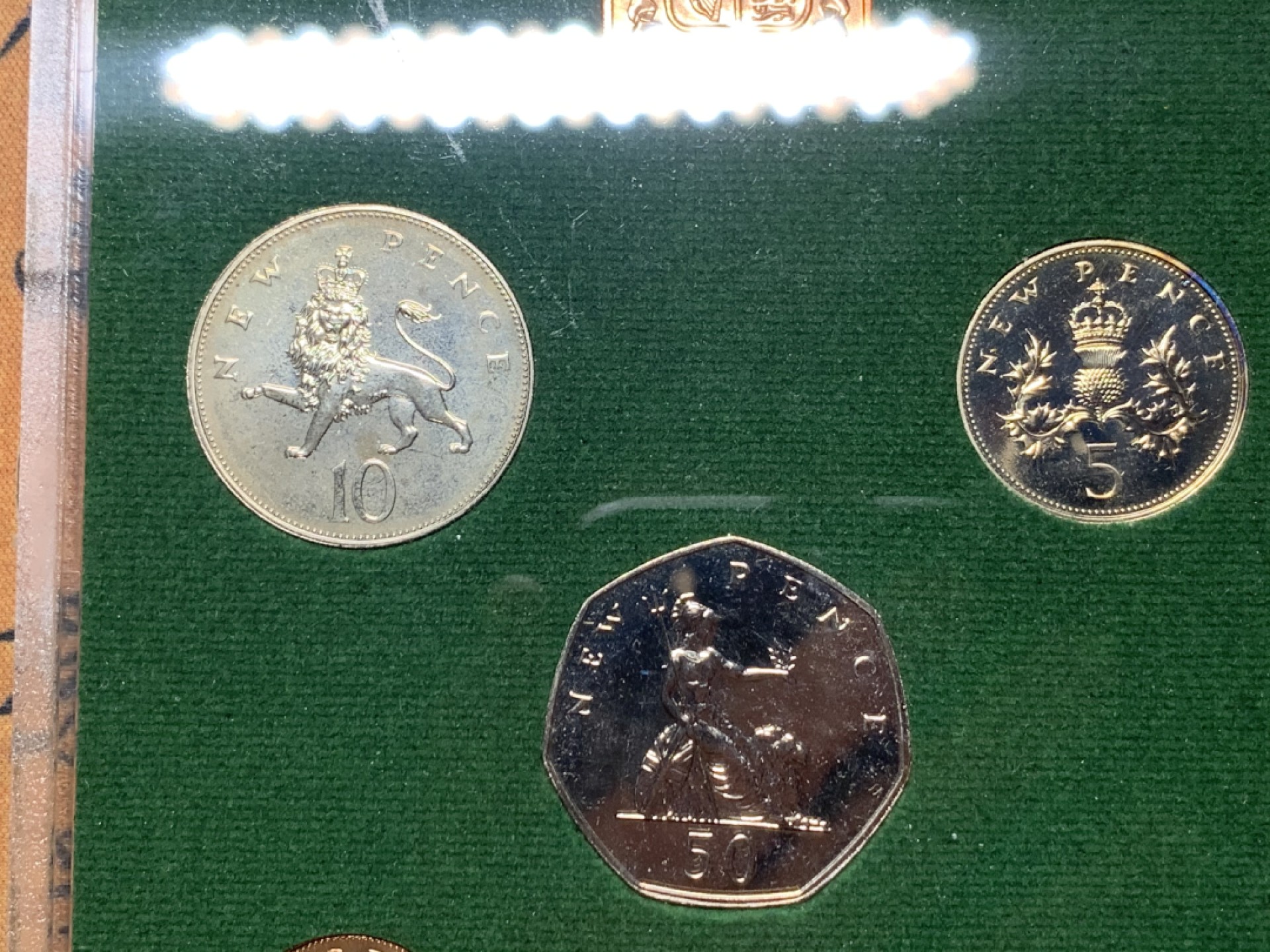 《竞宝斋》微拍-第32场-周日（全场顺丰包邮） 原盒英国1974/1975年6枚币和1枚章 精铸套币 稀少 完美状态