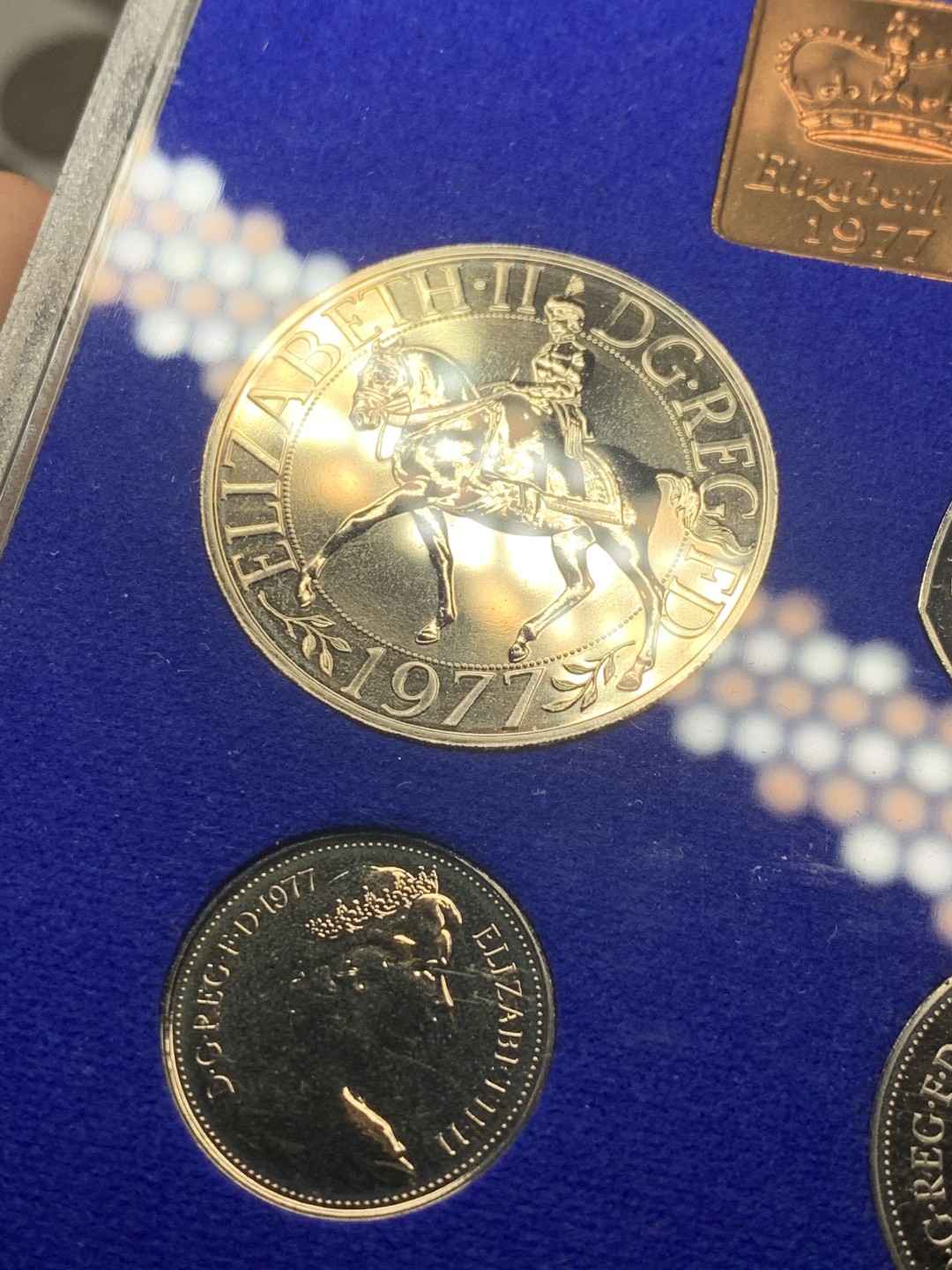 《竞宝斋》微拍-第32场-周日（全场顺丰包邮） 原盒英国1977年7枚币和1枚章 带大型克朗币 精铸套币 较少 完美状态