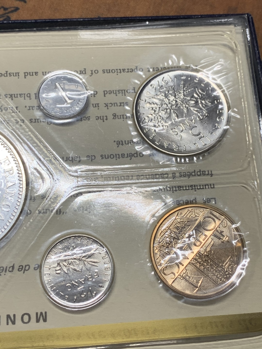 《竞宝斋》微拍-第32场-周日（全场顺丰包邮） 法国，1976年，原盒塑封官方套币，其中一枚大力神50法郎银币。