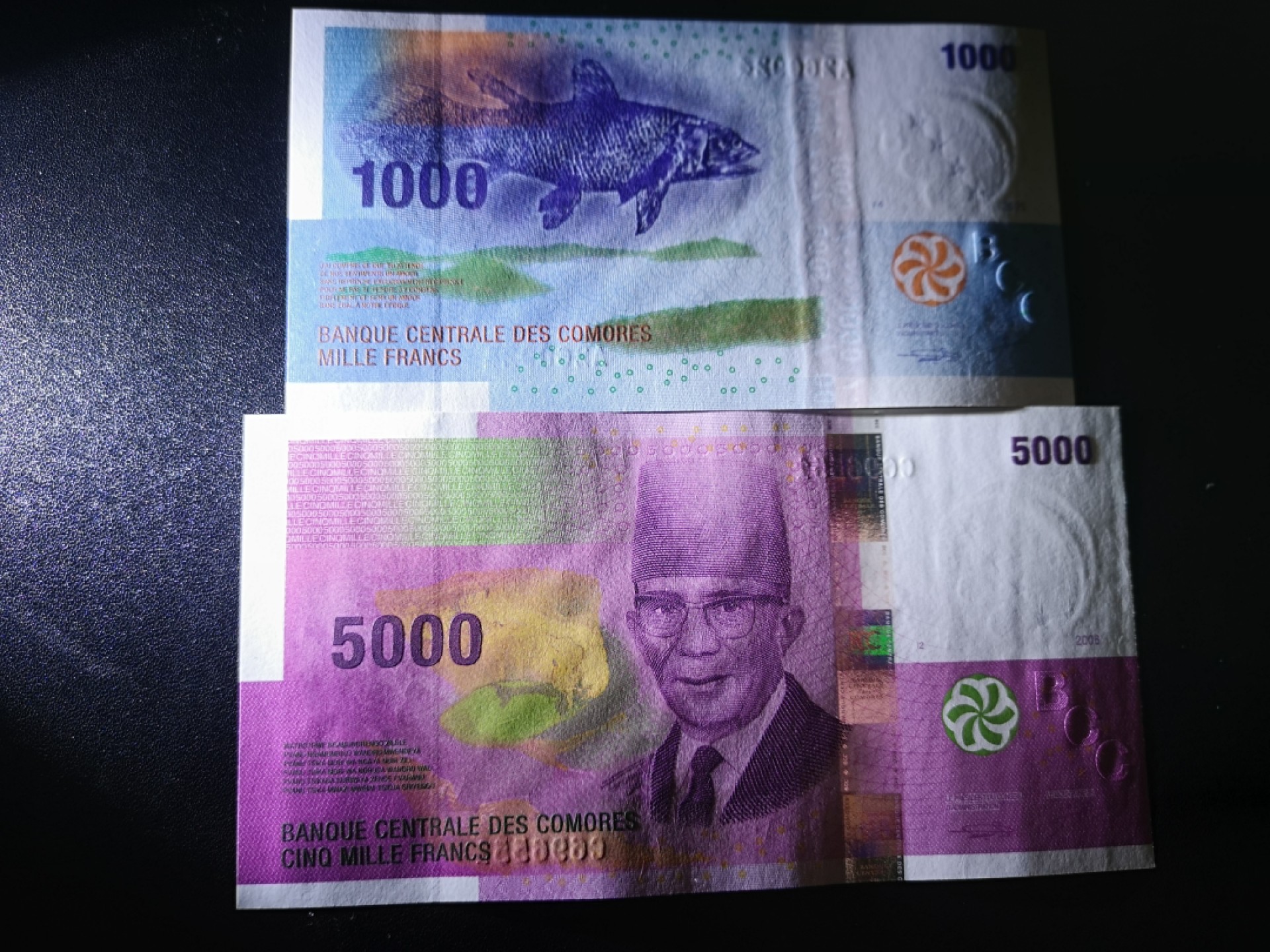 《外钞收藏家》第一百六十五期拍卖（本期80件） 科摩罗1000、5000两张 全新UNC