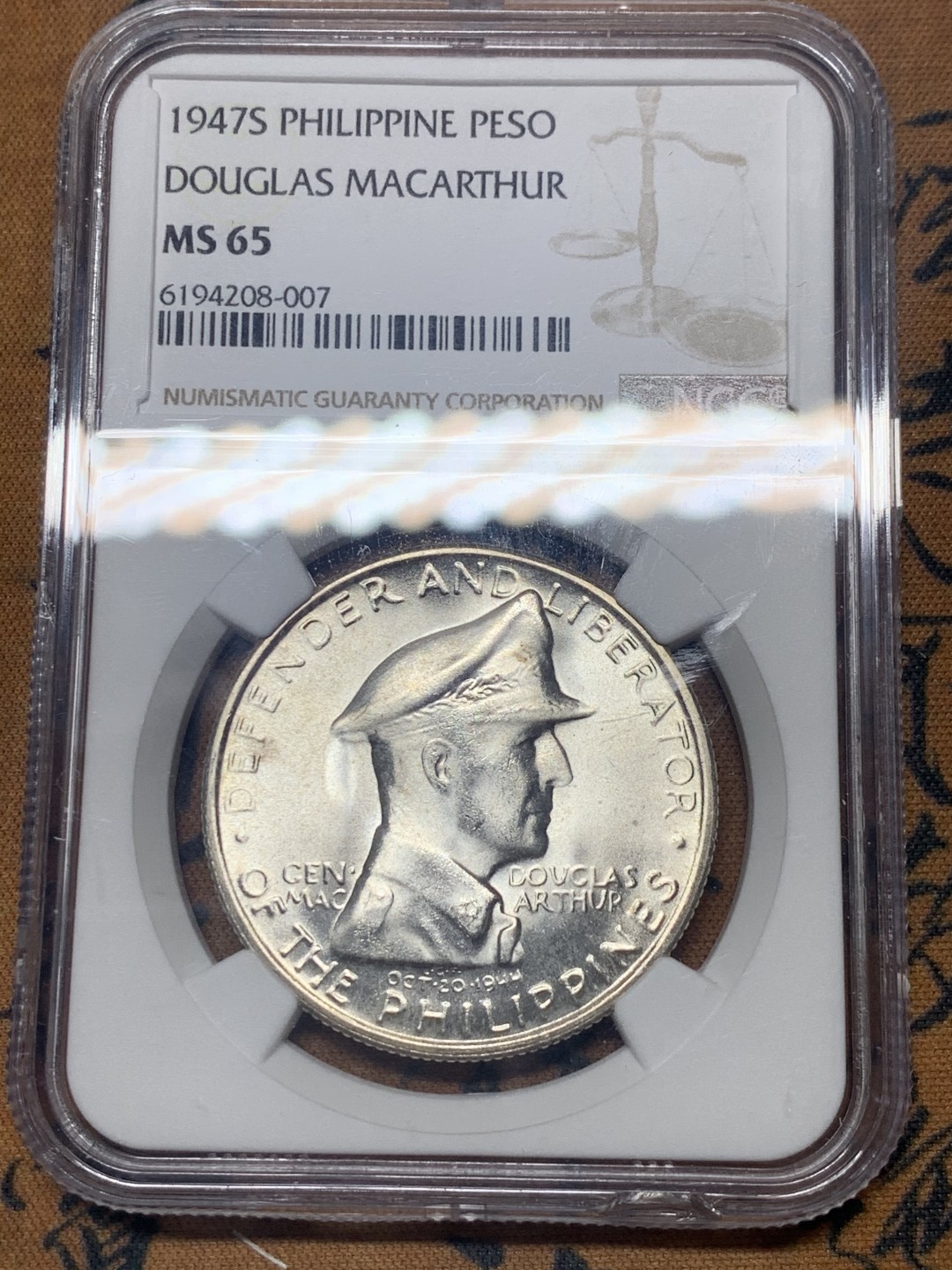《竞宝斋》微拍-第32场-周日（全场顺丰包邮） NGC MS65 菲律宾 1947年 1比索 麦克阿瑟大银币 大转光 菲律宾独立后首枚品种，仅发行1年10万枚，大涨品种！