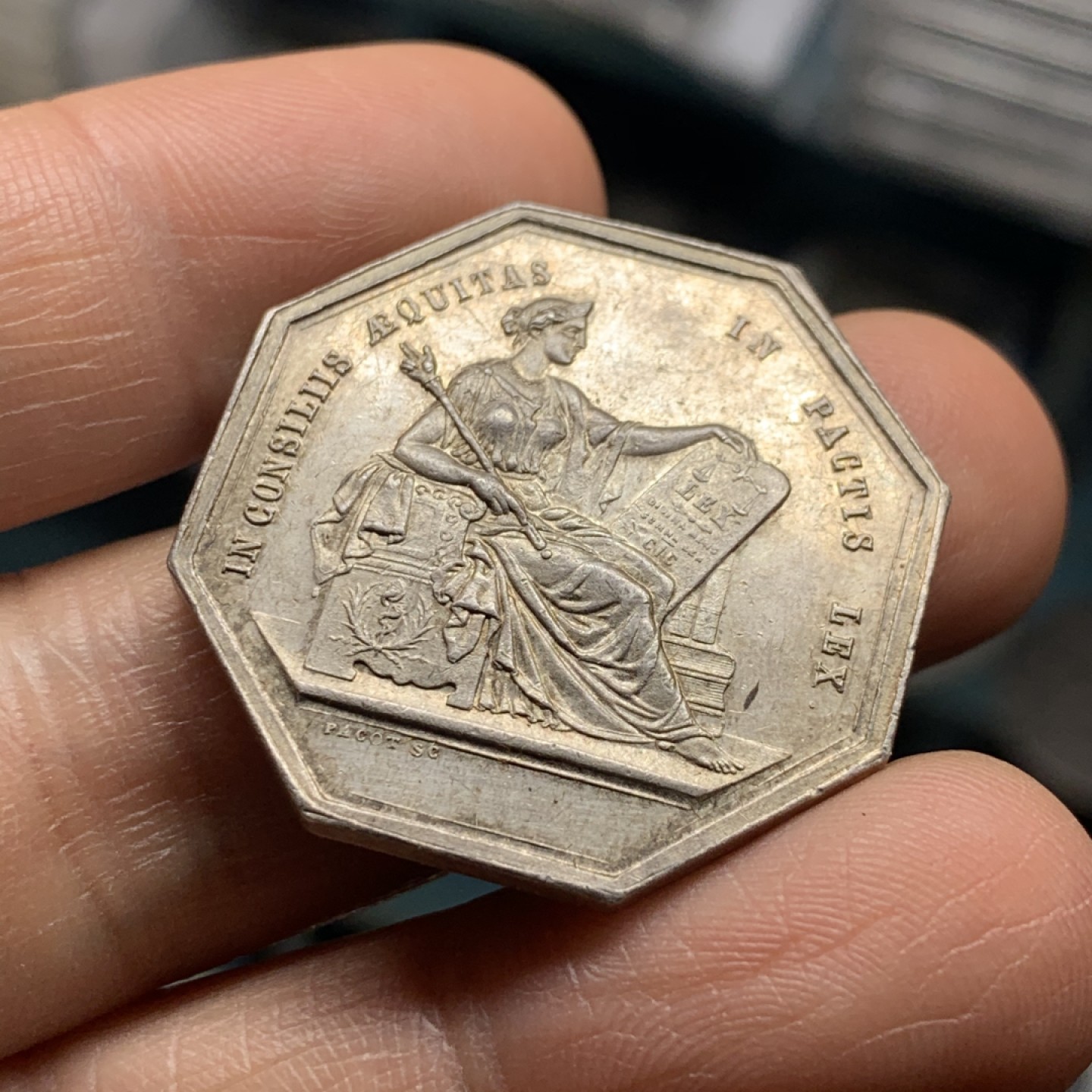 《竞宝斋》微拍-第32场-周日（全场顺丰包邮） 法国 公证人银质八角代币 丰饶角边铭 五彩包浆细节完美 对边31.1mm，对角33.4mm，14.4克