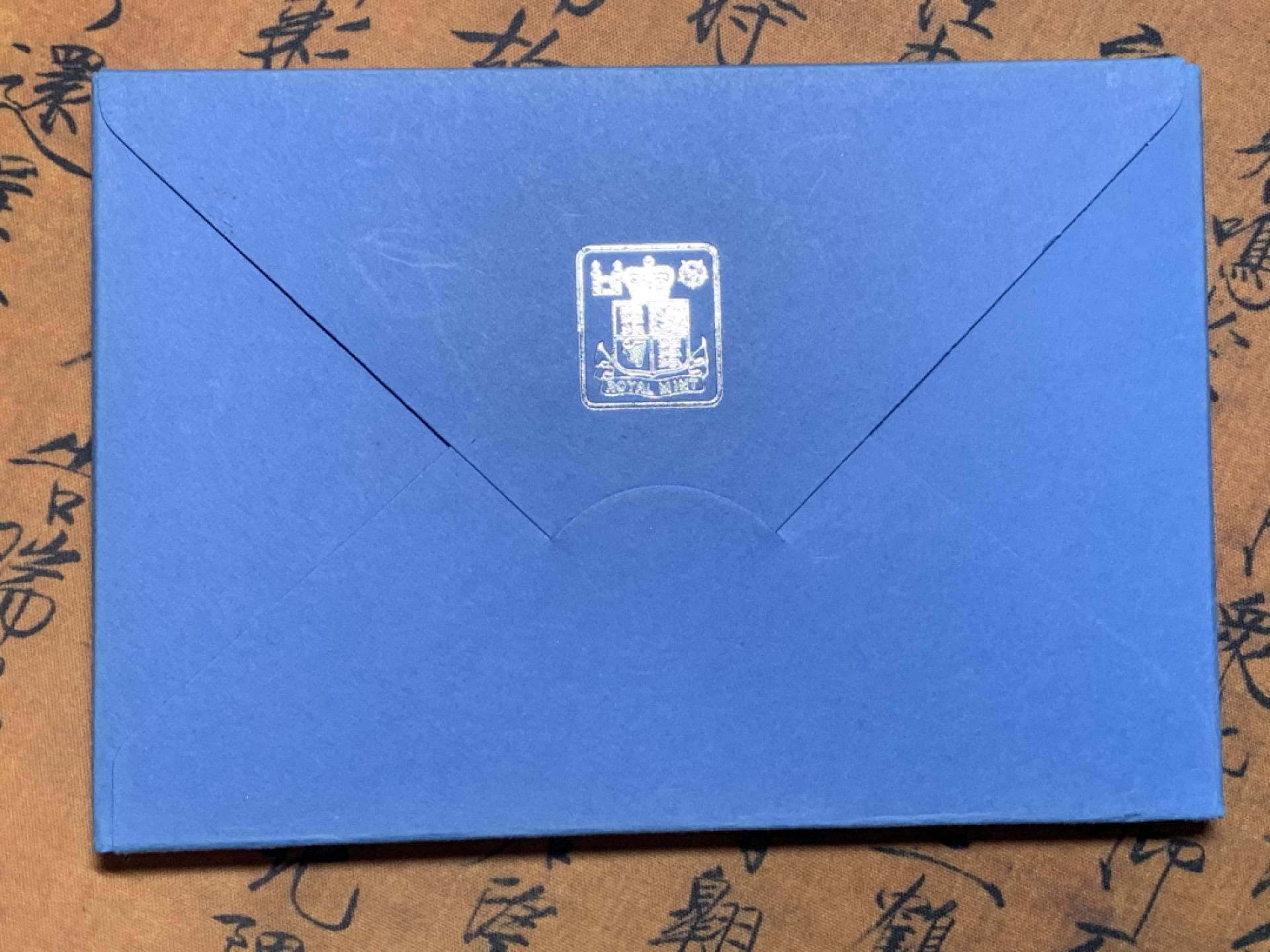 《竞宝斋》微拍-第32场-周日（全场顺丰包邮） 原盒英国1977年7枚币和1枚章 带大型克朗币 精铸套币 较少 完美状态