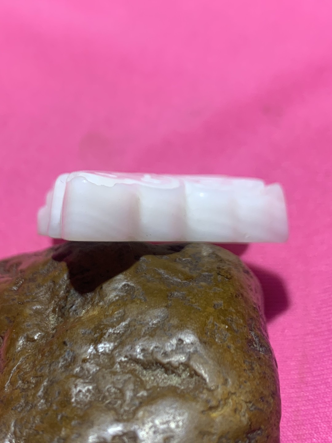深海奶白飘黄高玉化贝化玉雕刻蝴蝶一只，