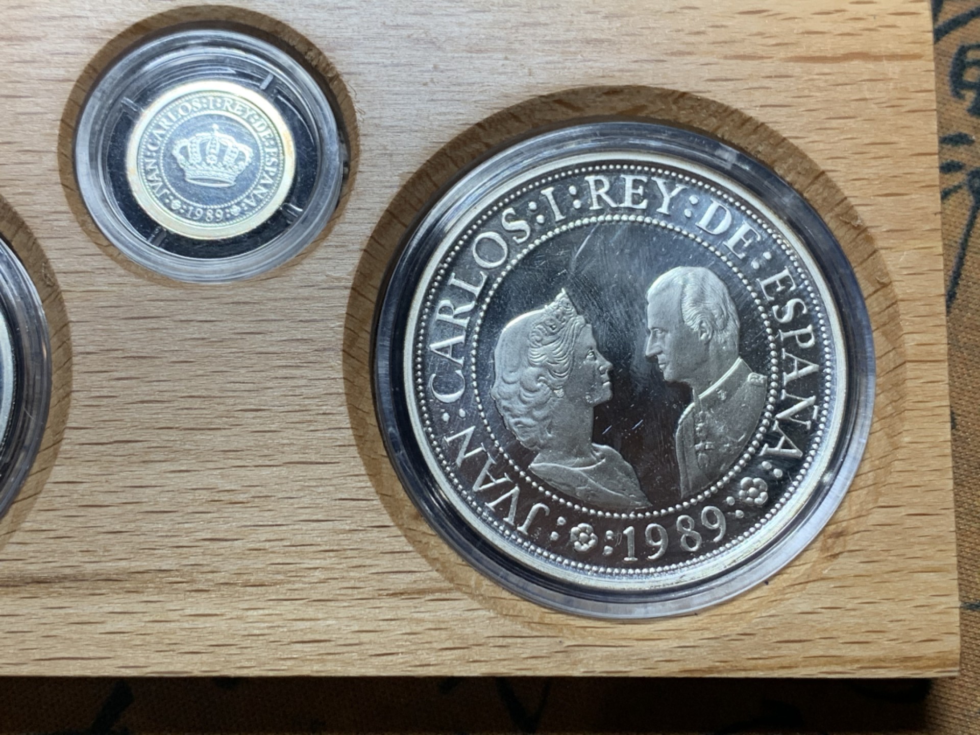 《竞宝斋》微拍-第32场-周日（全场顺丰包邮） 原盒证书 西班牙 1989年 500周年纪念 一组5枚 100/200/500/1000/2000比塞塔 精制银币