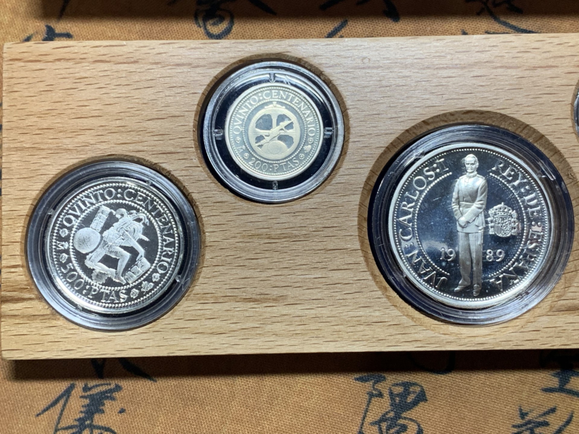 《竞宝斋》微拍-第32场-周日（全场顺丰包邮） 原盒证书 西班牙 1989年 500周年纪念 一组5枚 100/200/500/1000/2000比塞塔 精制银币