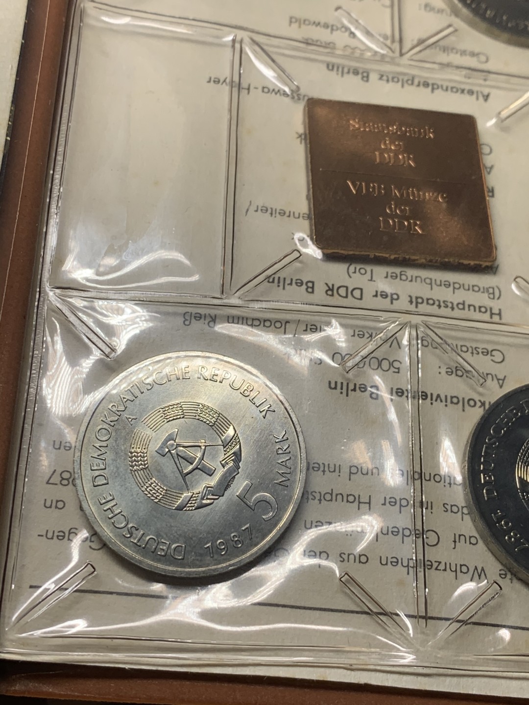《竞宝斋》微拍-第32场-周日（全场顺丰包邮） 德国，1987年，皮包套币，4枚5马克、1枚章。