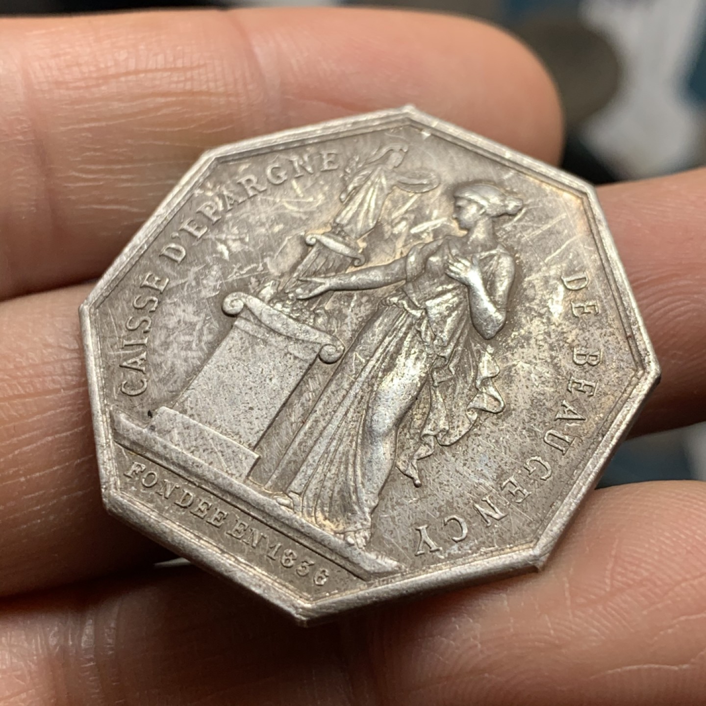 《竞宝斋》微拍-第32场-周日（全场顺丰包邮） 法国 银质八角代币 章牌家 博雷尔作品 丰饶角边铭 双人设计 大尺寸比较难得 对边33.9mm，对角36.6mm，13.7克