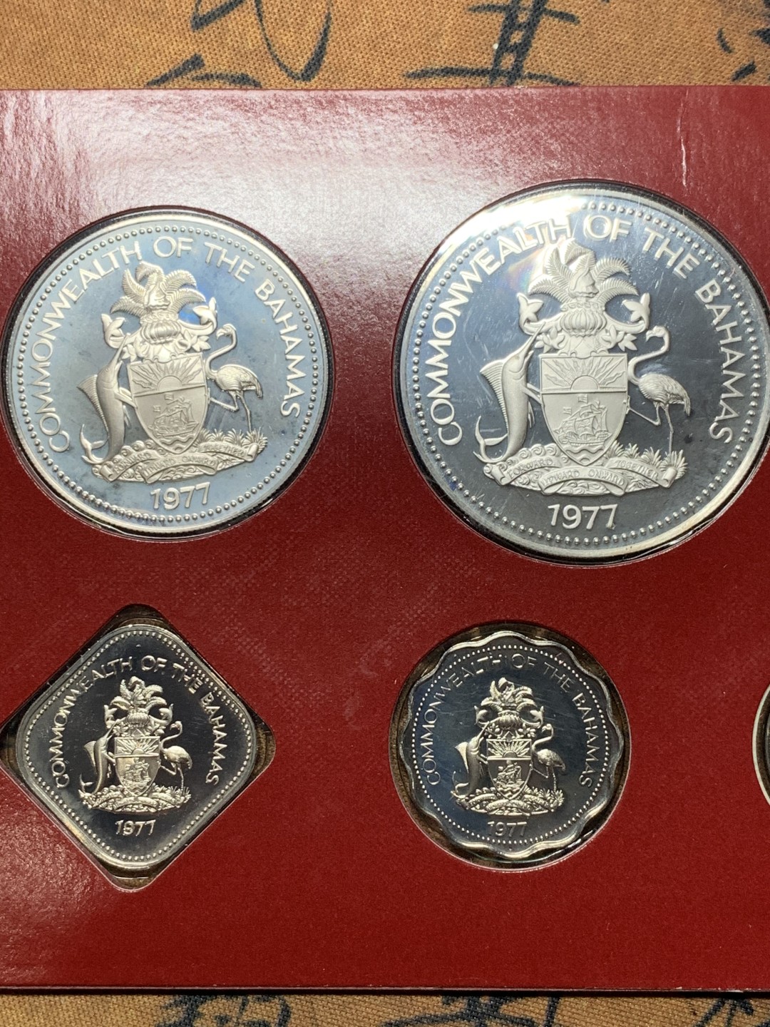 《竞宝斋》微拍-第32场-周日（全场顺丰包邮） 原盒证书 巴哈马1977年 9枚套精制币 50分/1元/2元/5元都是银币 富兰克林造币厂