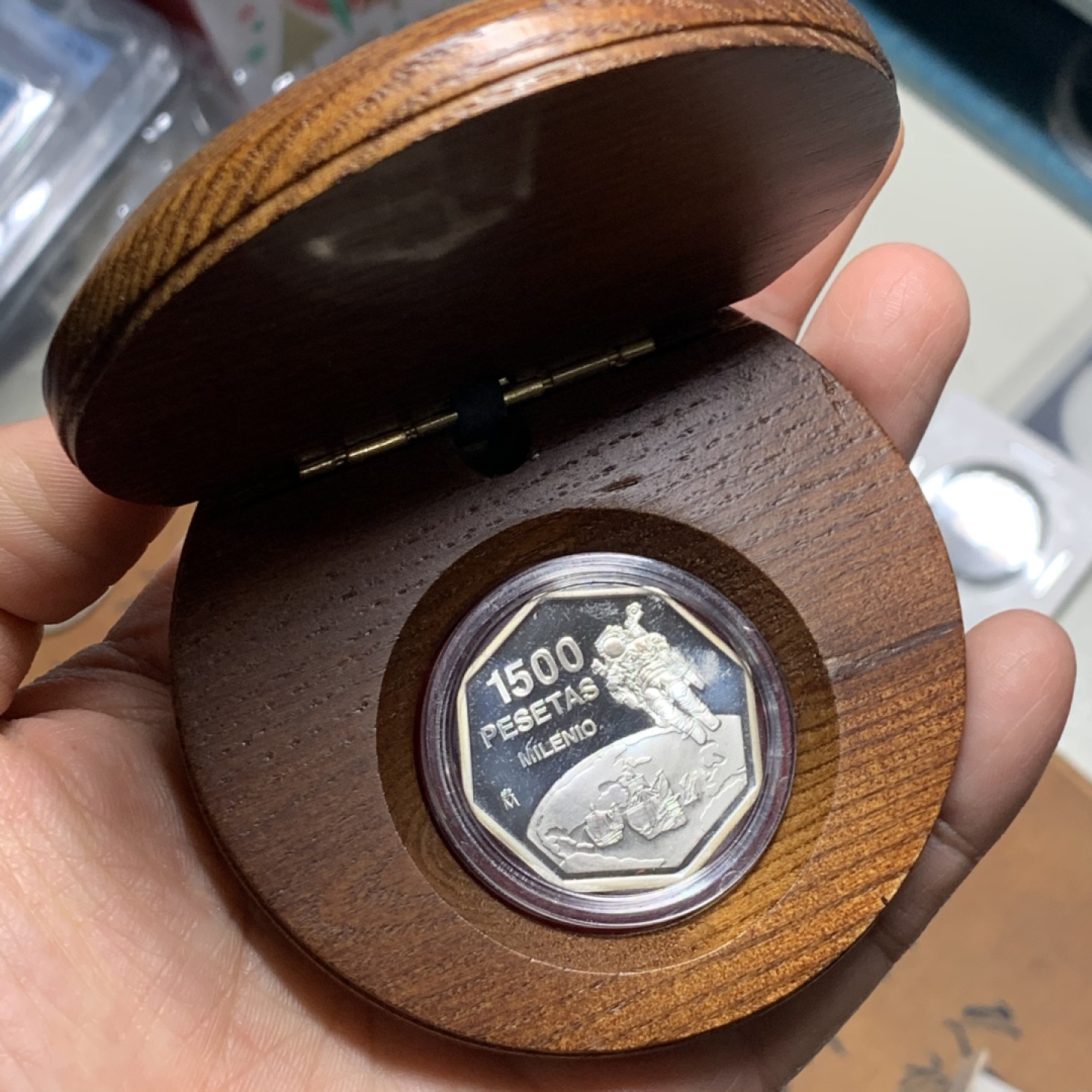 《竞宝斋》微拍-第32场-周日（全场顺丰包邮） 原盒证书 西班牙 1999年 千禧年纪念 1500比塞塔 精制PROOF银币 少见品种