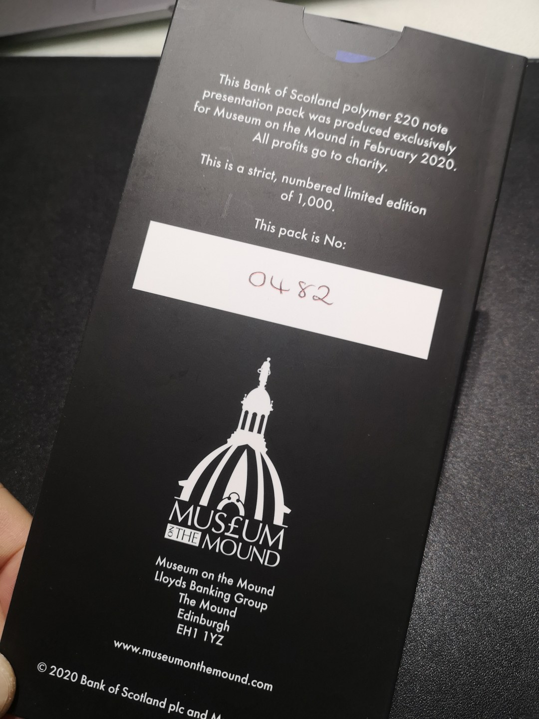 《外钞收藏家》第一百六十五期拍卖（本期80件） 苏格兰银行20镑2张 首发冠加纪念钞 百位号同号 精装册