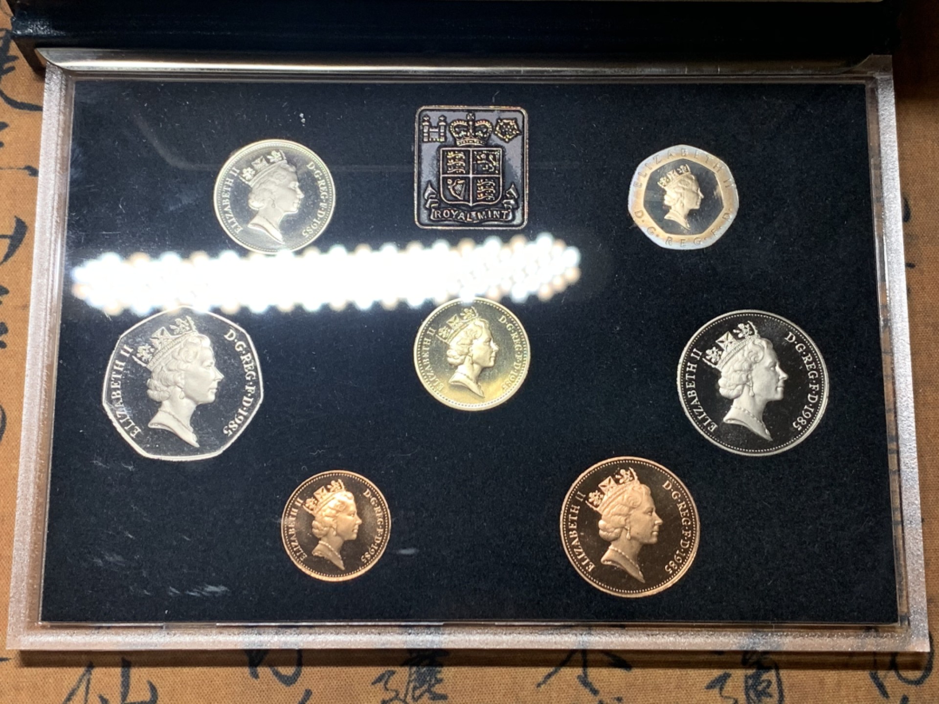 《竞宝斋》微拍-第32场-周日（全场顺丰包邮） 英国1985年精致纪念币 带盒，有证书，7枚封装
