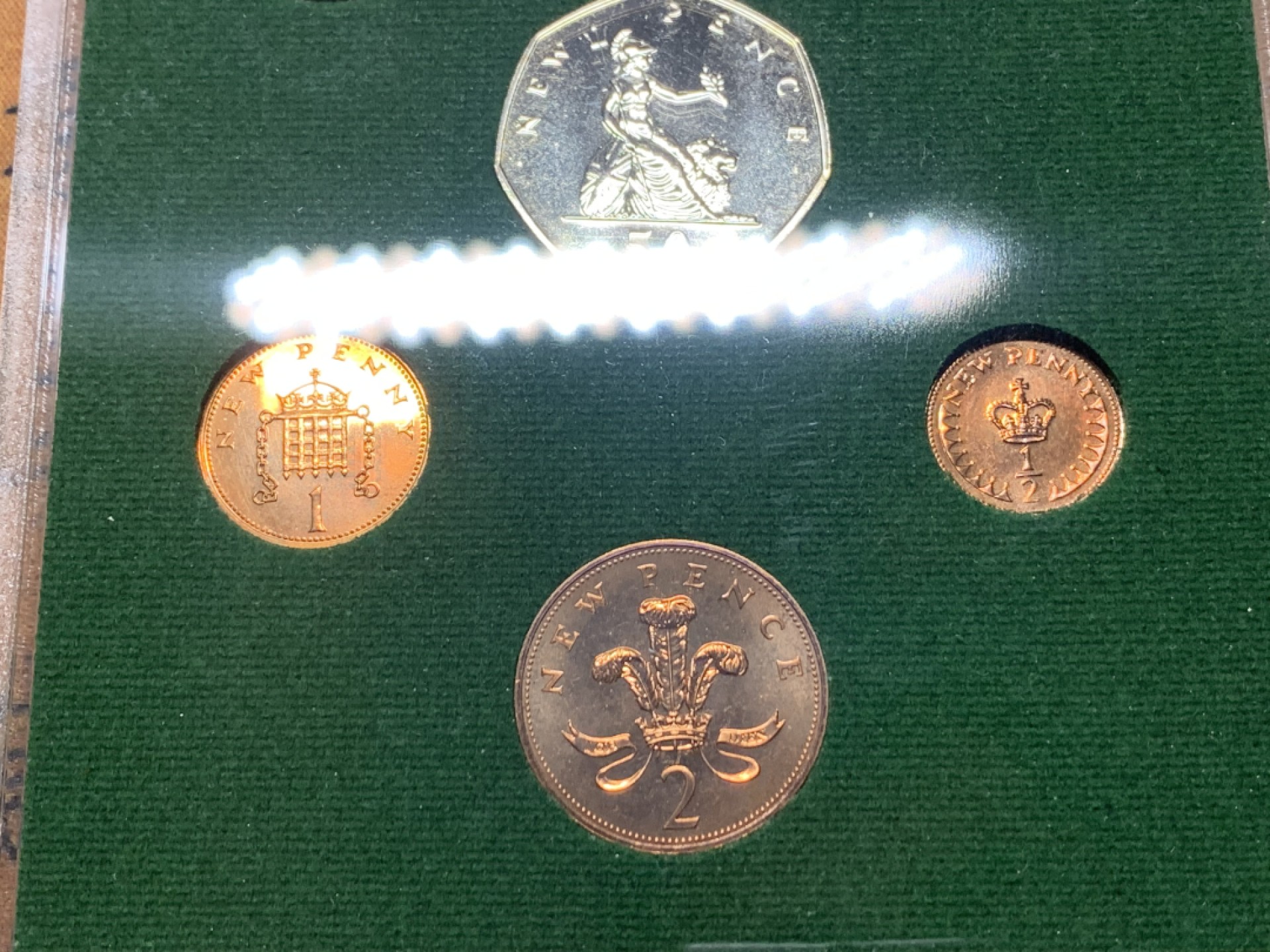 《竞宝斋》微拍-第32场-周日（全场顺丰包邮） 原盒英国1974/1975年6枚币和1枚章 精铸套币 稀少 完美状态